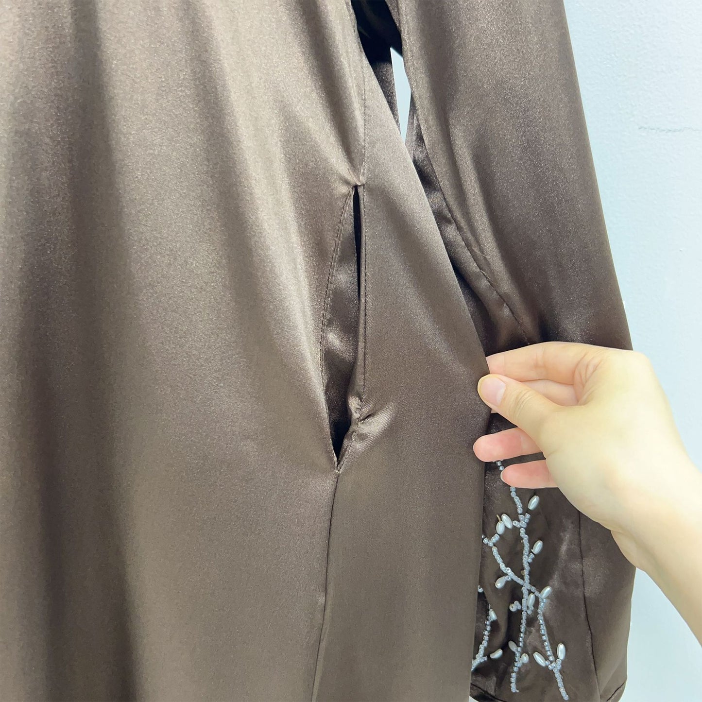HASASERIES HS1024 1pcs Cardigan en satin Robe perlée faite à la main