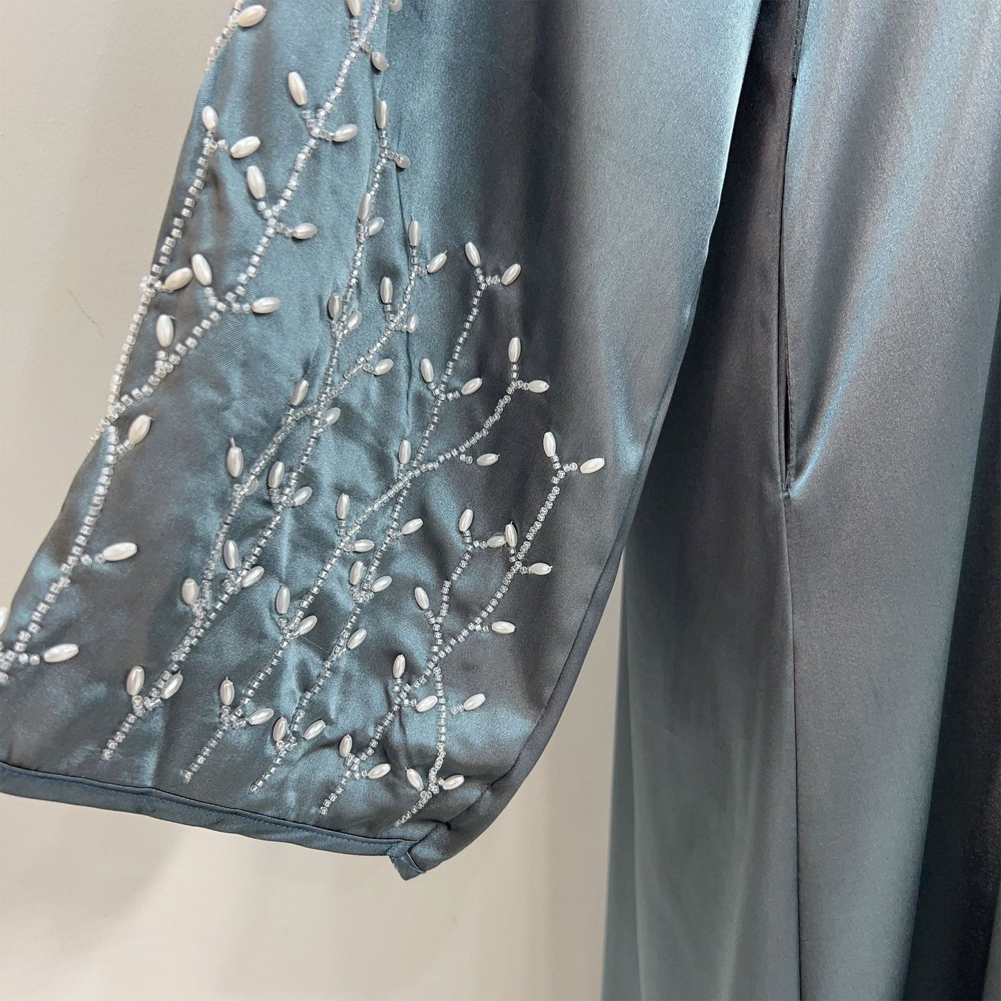 HASASERIES HS1024 1pcs Cardigan en satin Robe perlée faite à la main