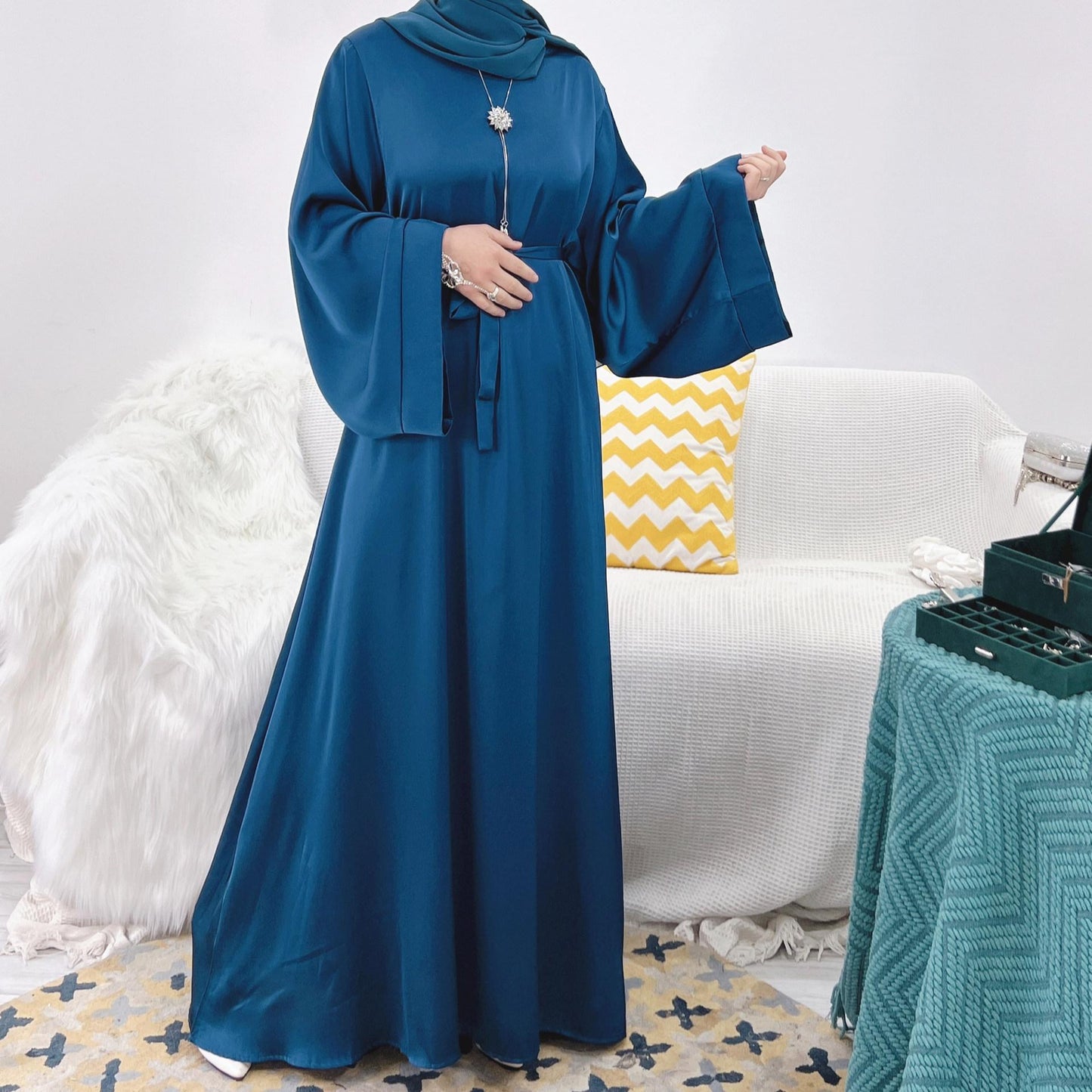 HS0463 Abaya en satin de couleur unie avec poches zippées