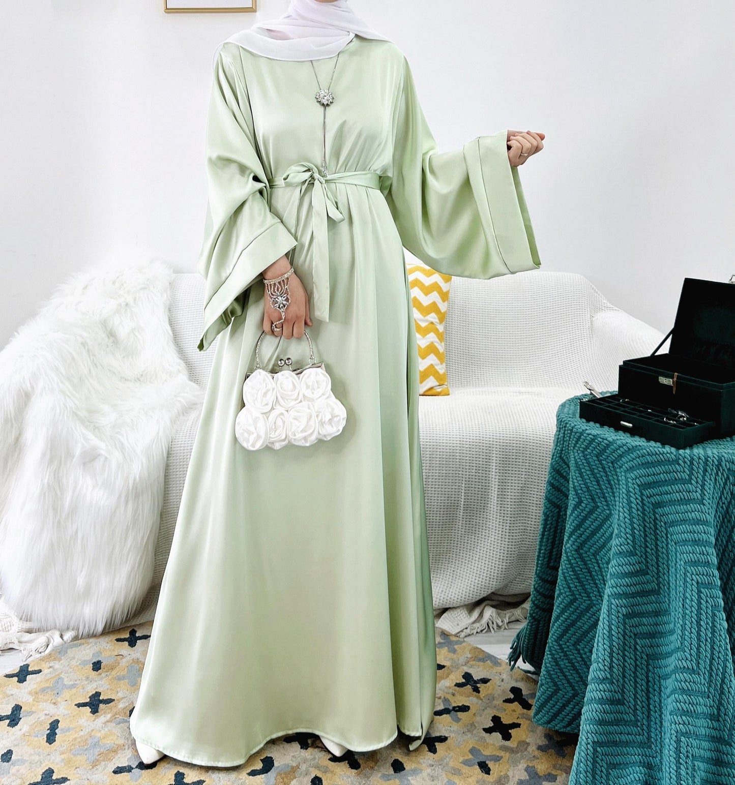 HS0463 Abaya en satin de couleur unie avec poches zippées