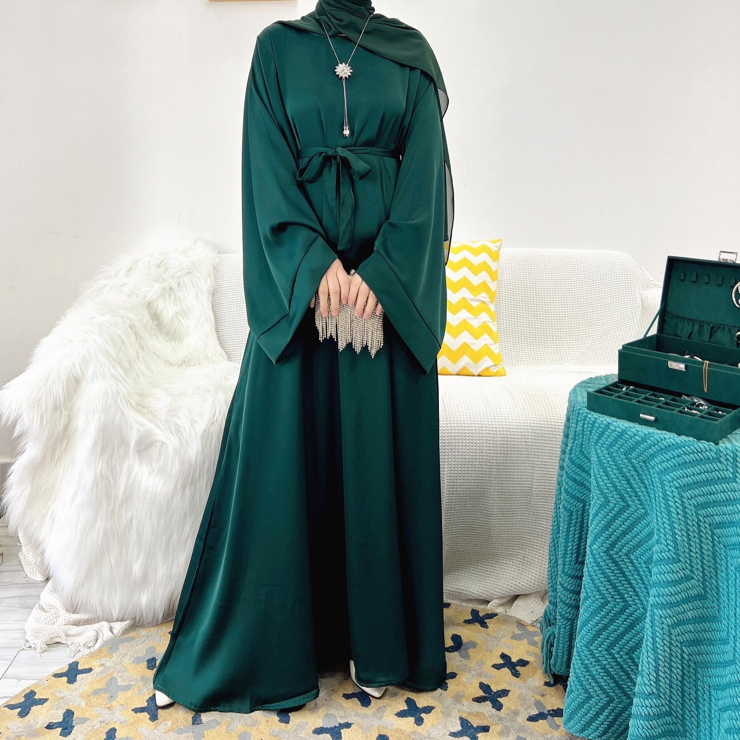 HS0463 Abaya en satin de couleur unie avec poches zippées