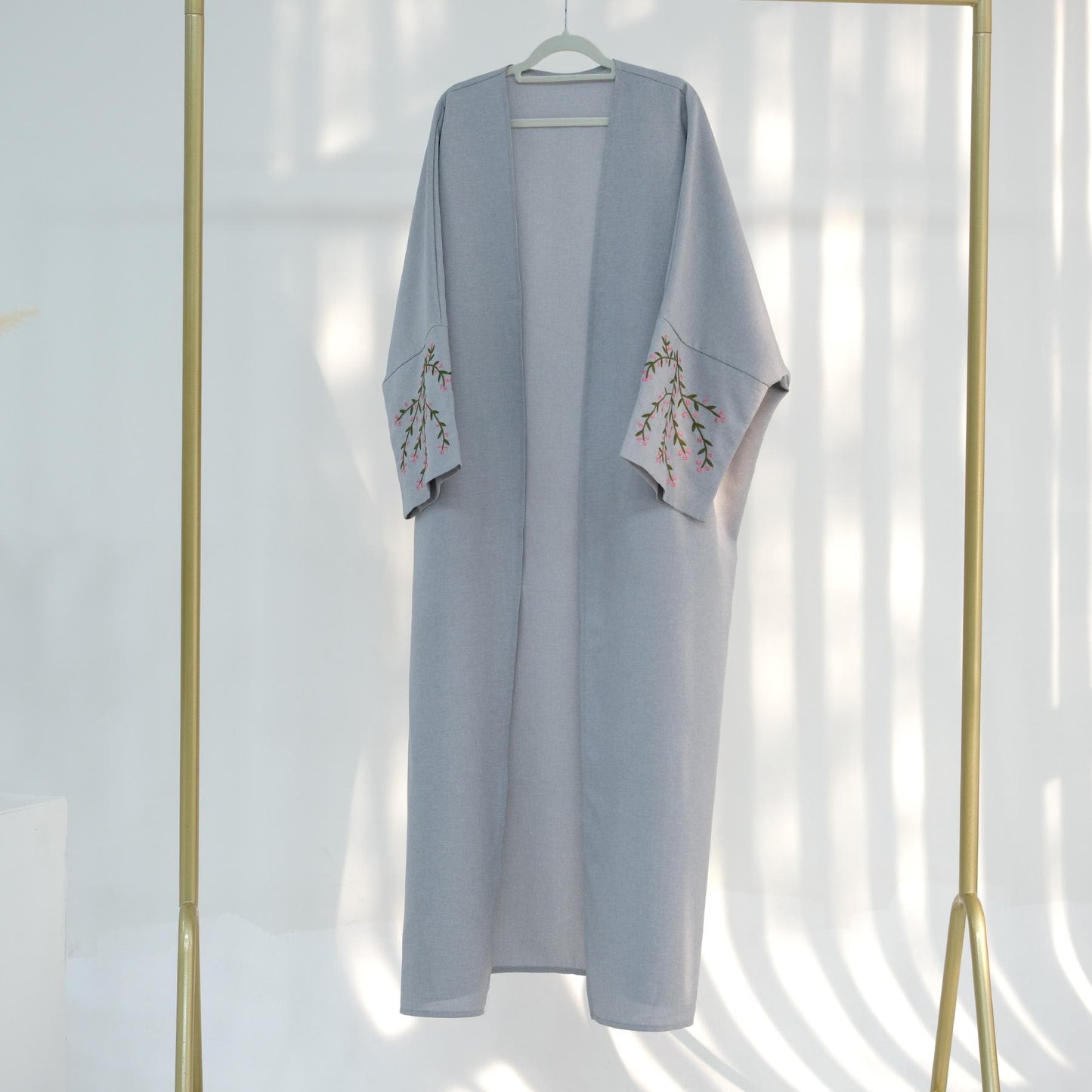 Robe cardigan élégante brodée de fleurs HASASERIES HS1046
