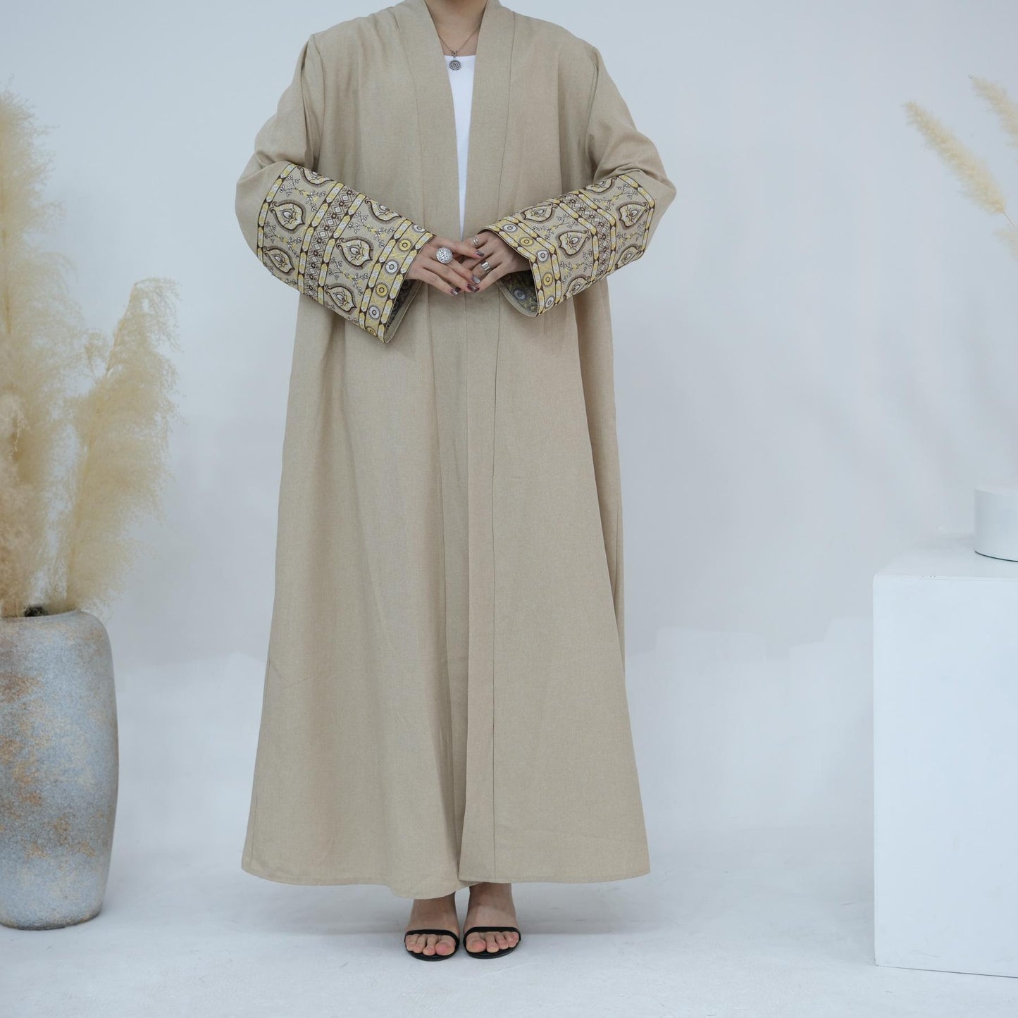 HASASERIES HS1093 Exquisite Embroidered Elegant Cardigan Robe
