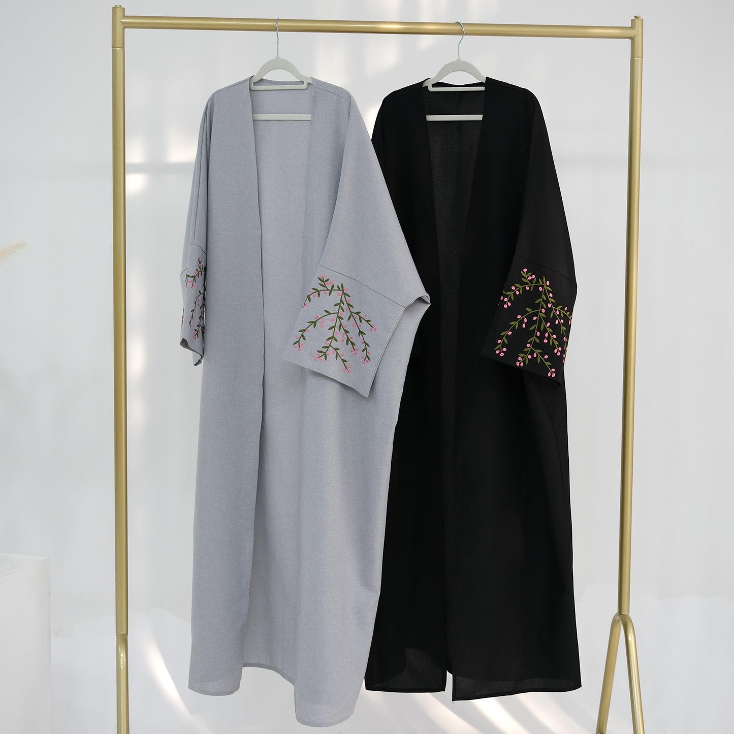 Robe cardigan élégante brodée de fleurs HASASERIES HS1046