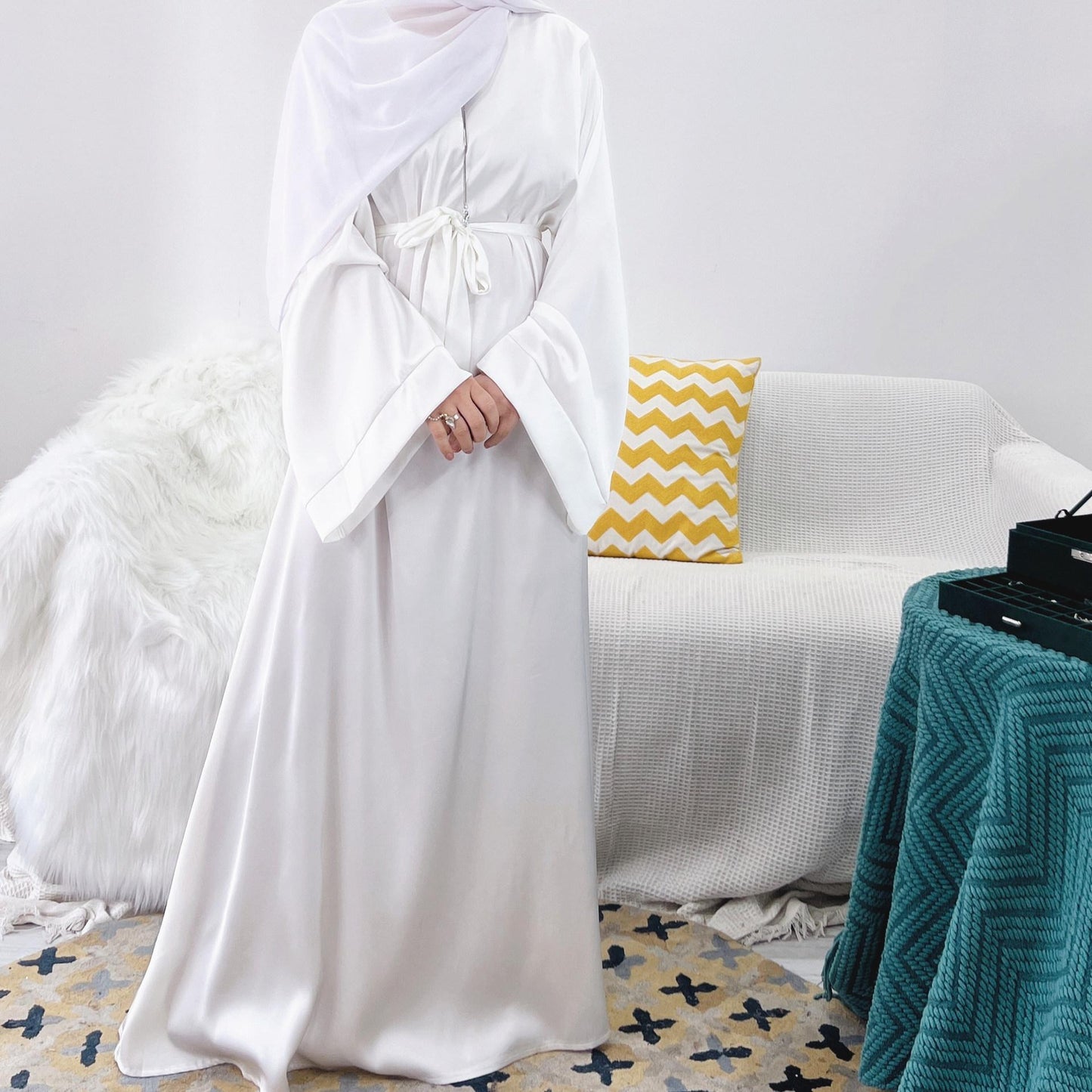 HS0463 Abaya en satin de couleur unie avec poches zippées