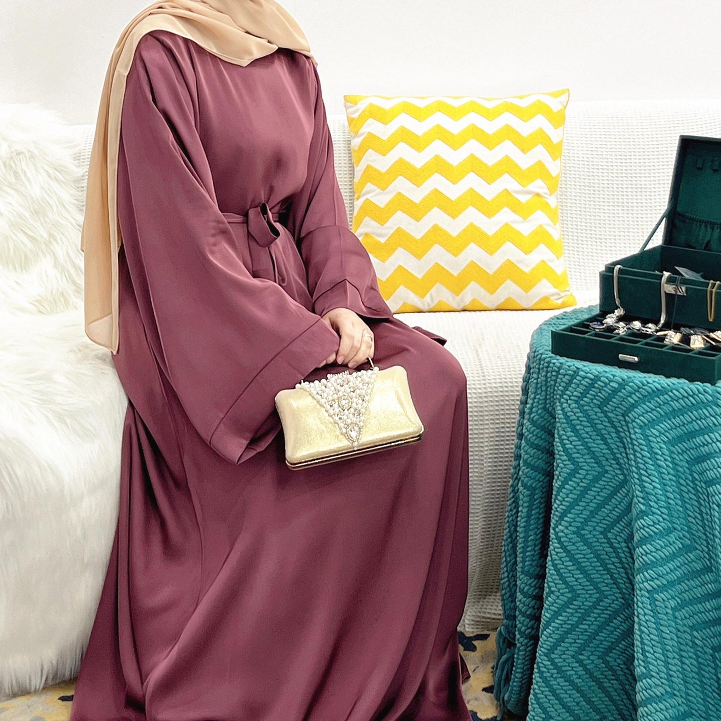 HS0463 Abaya en satin de couleur unie avec poches zippées