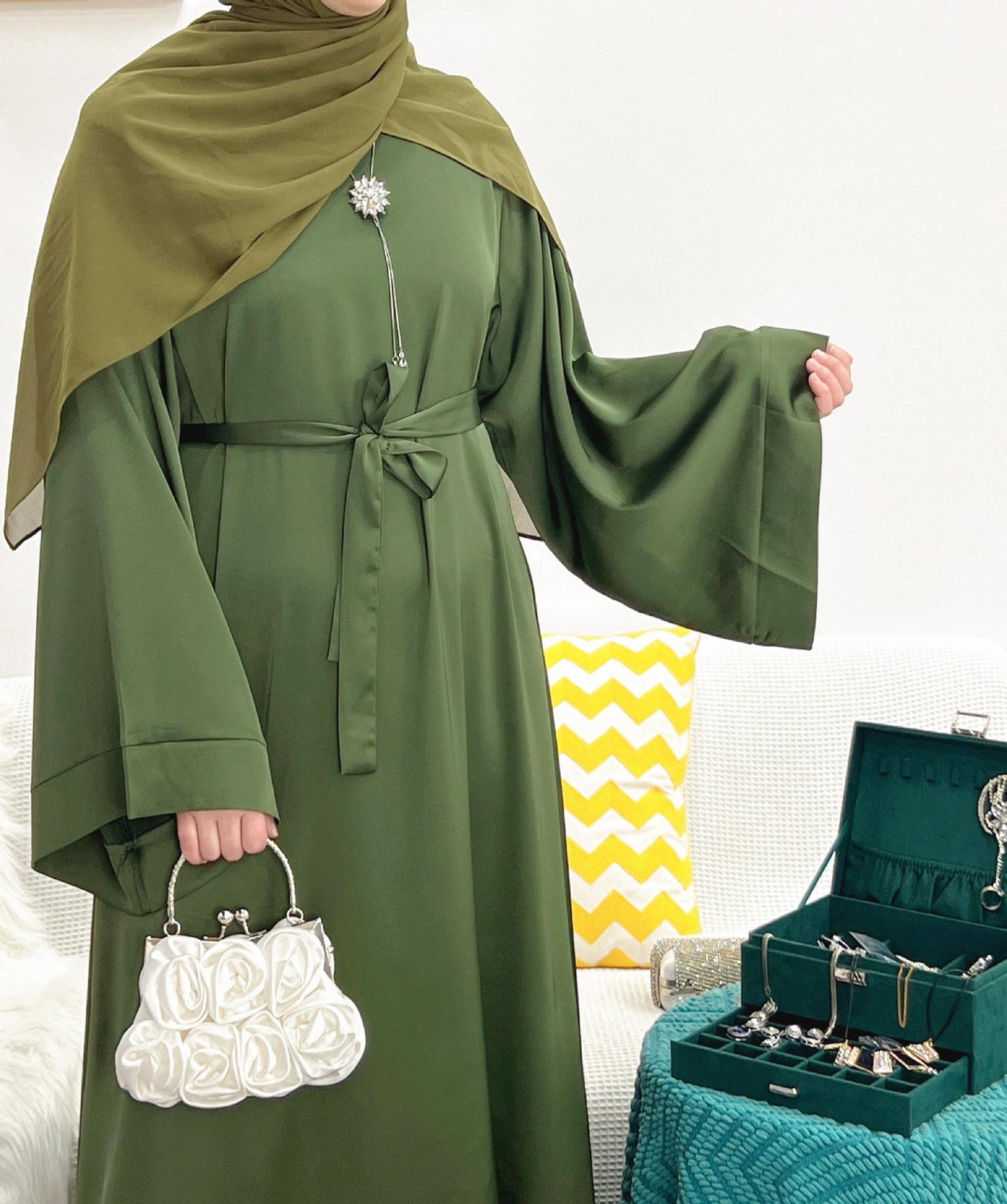 HS0463 Abaya en satin de couleur unie avec poches zippées