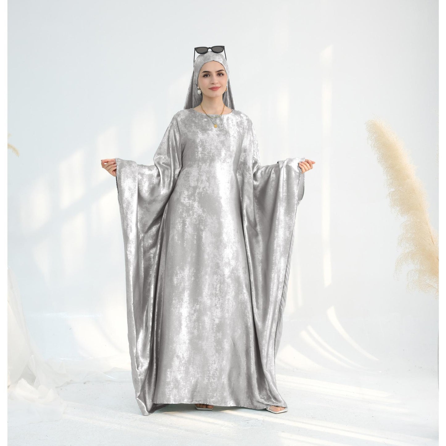 HS5878 A Glossy Dress That Combines Softness and Fluidity