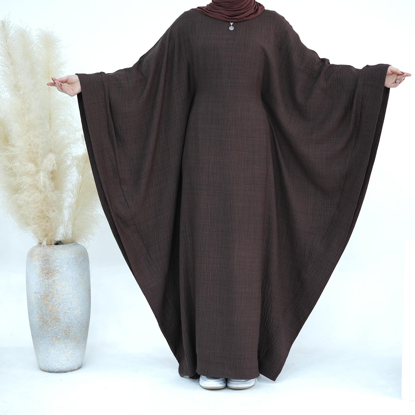 HASASERIES HS1177 Robe caftan en crêpe à manches chauve-souris avec ceinture intégrée