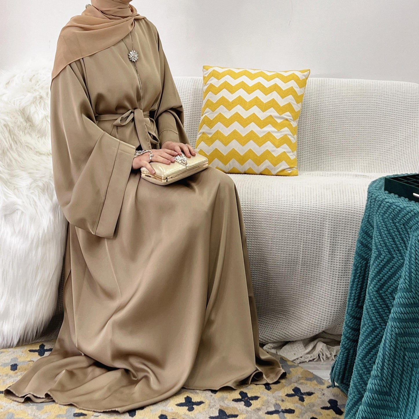 HS0463 Abaya en satin de couleur unie avec poches zippées