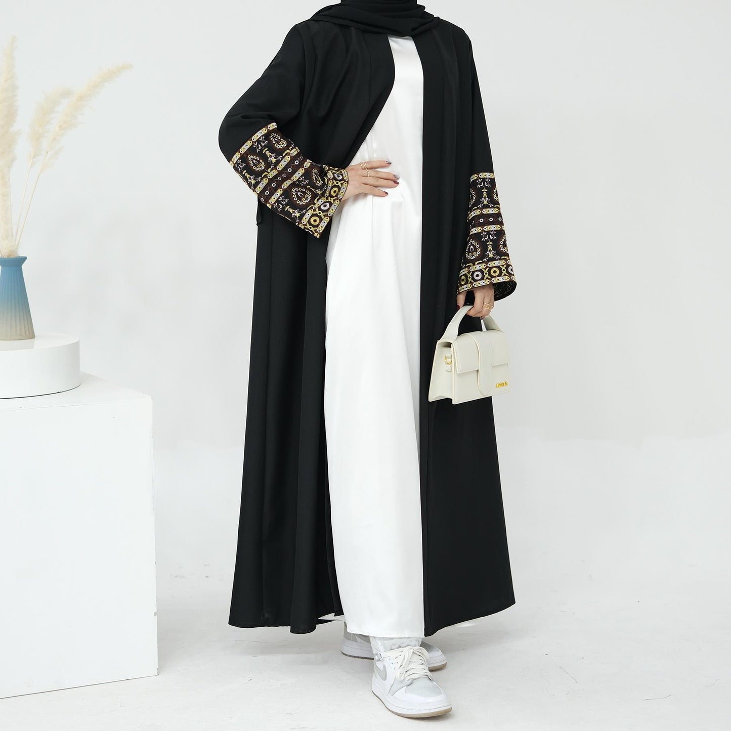 HASASERIES HS1093 Exquisite Embroidered Elegant Cardigan Robe