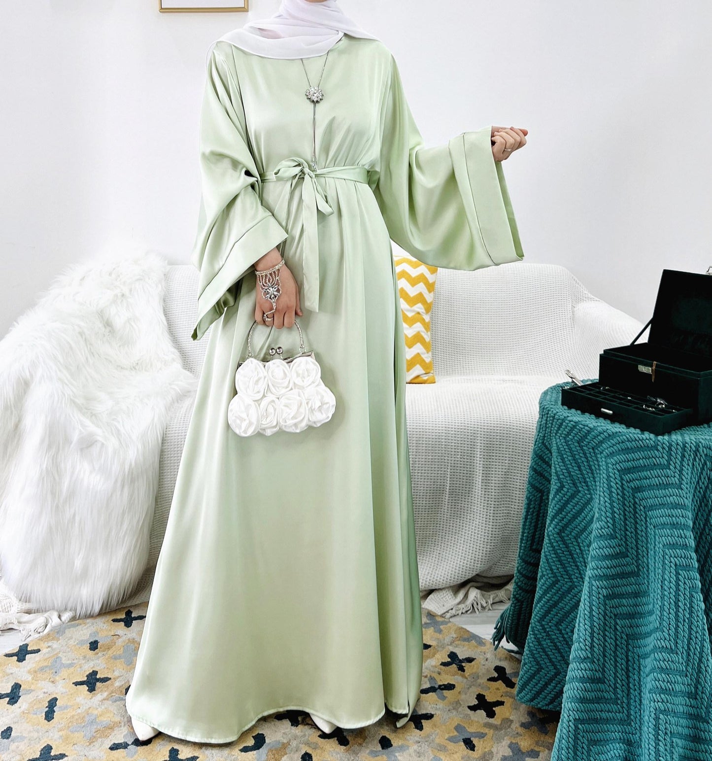 HS0463 Abaya en satin de couleur unie avec poches zippées