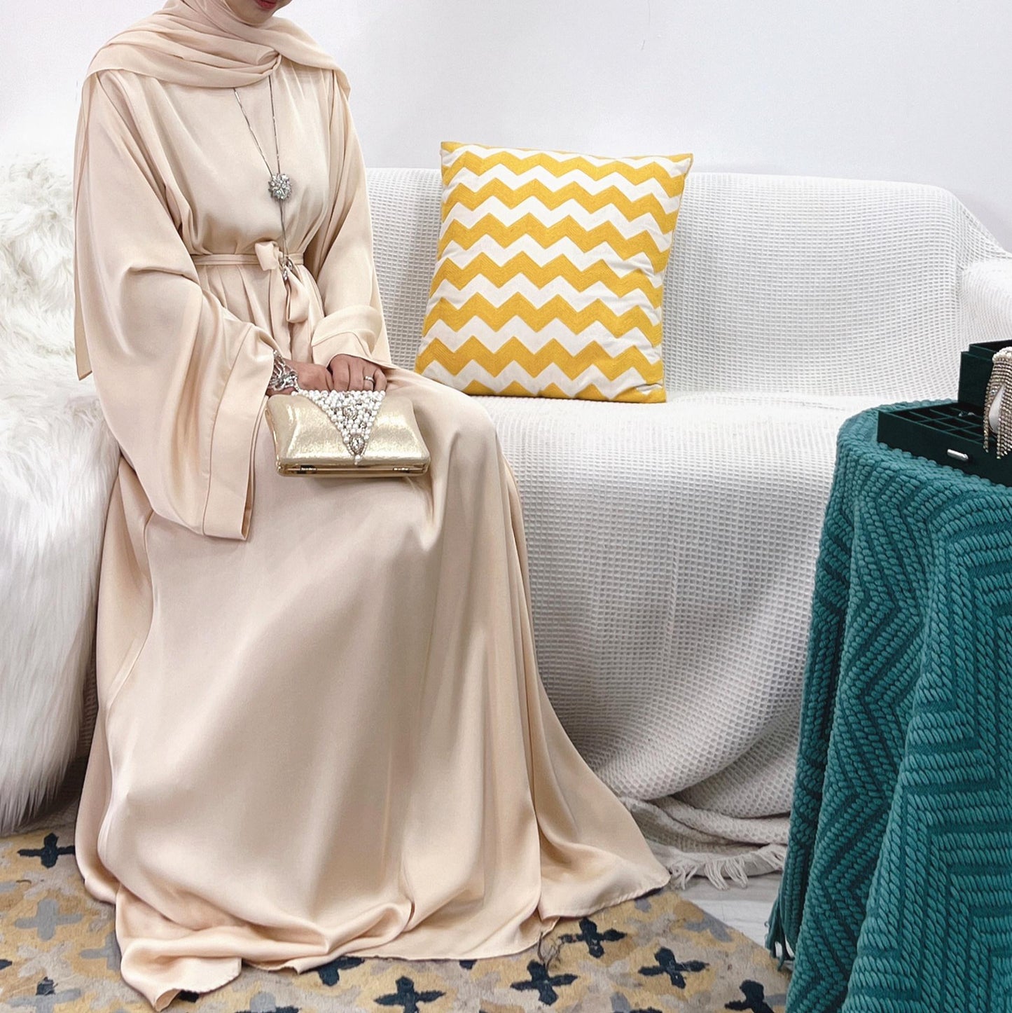 HS0463 Abaya en satin de couleur unie avec poches zippées