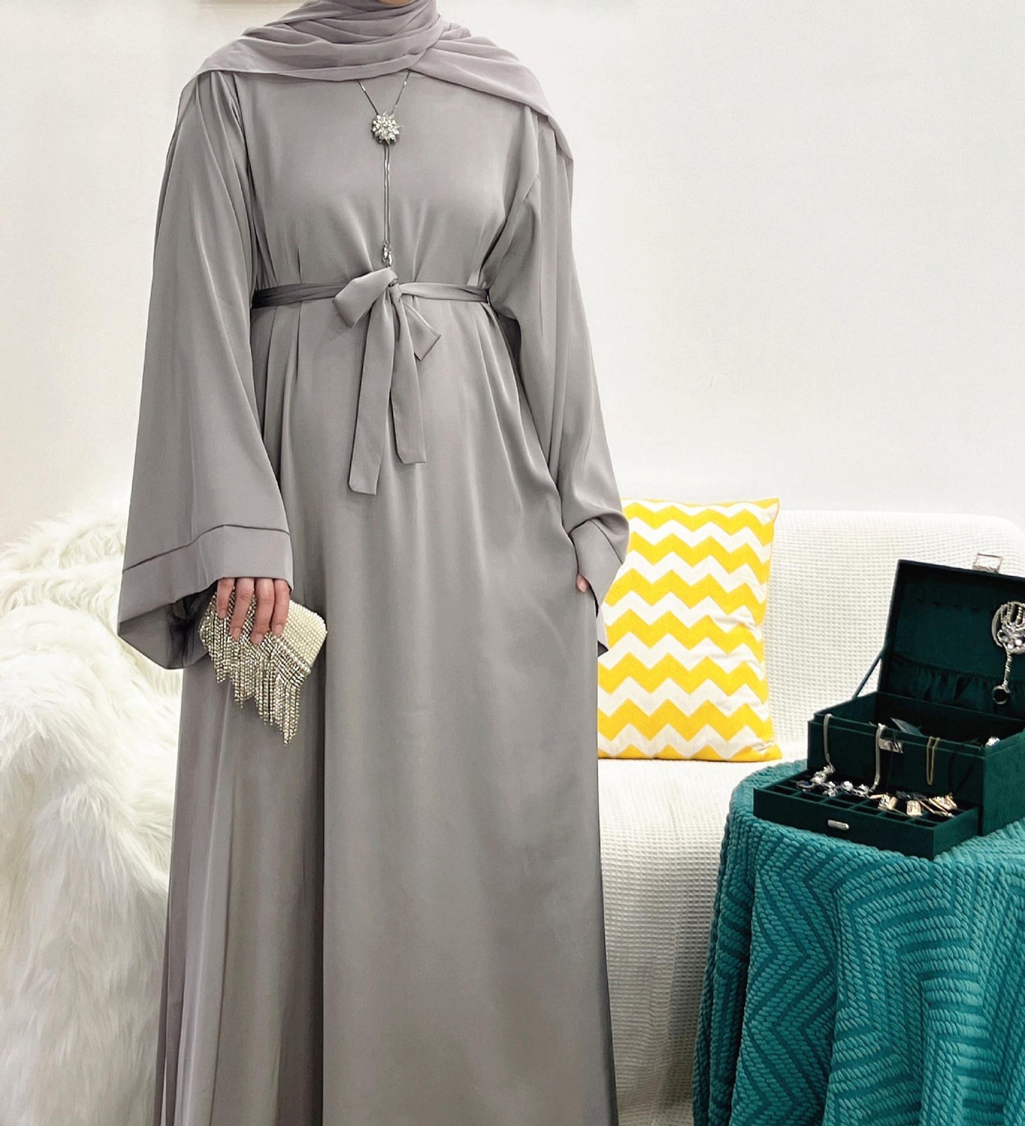 HS0463 Abaya en satin de couleur unie avec poches zippées