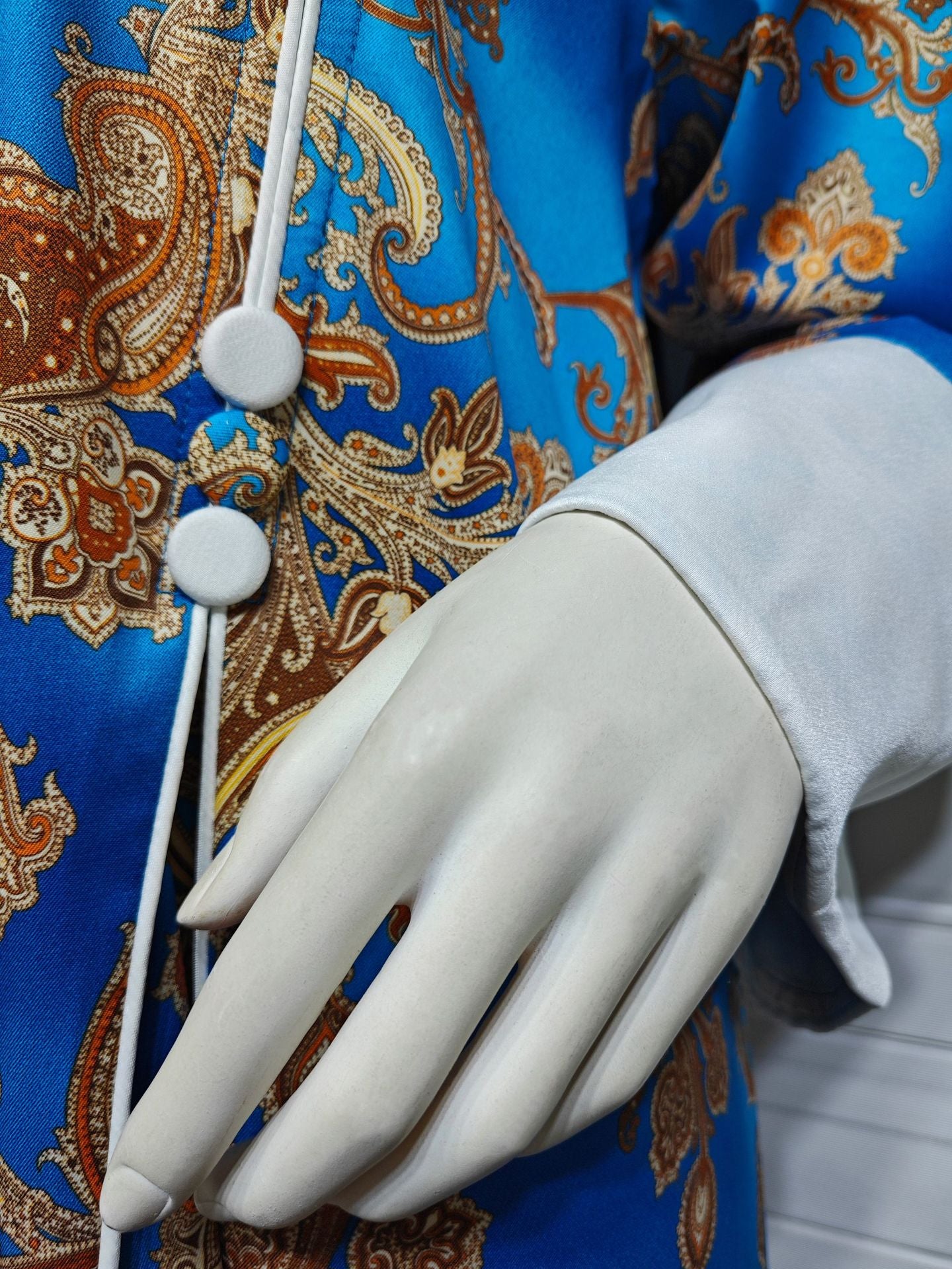 HS6647 Mesh-paneled embroidered robe; elegant three-dimensional embroidered dress