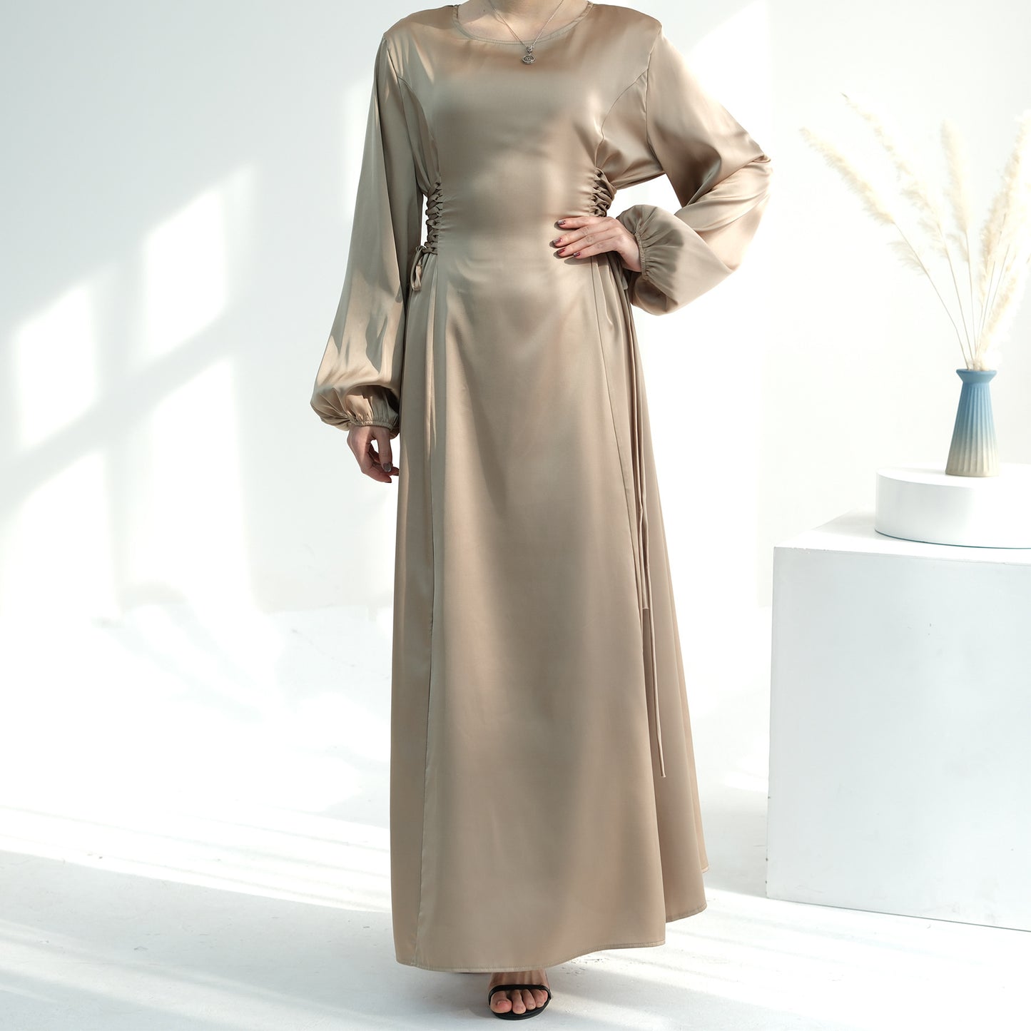 HASASERIES HS0991 Robe élégante à col haut et couleur unie