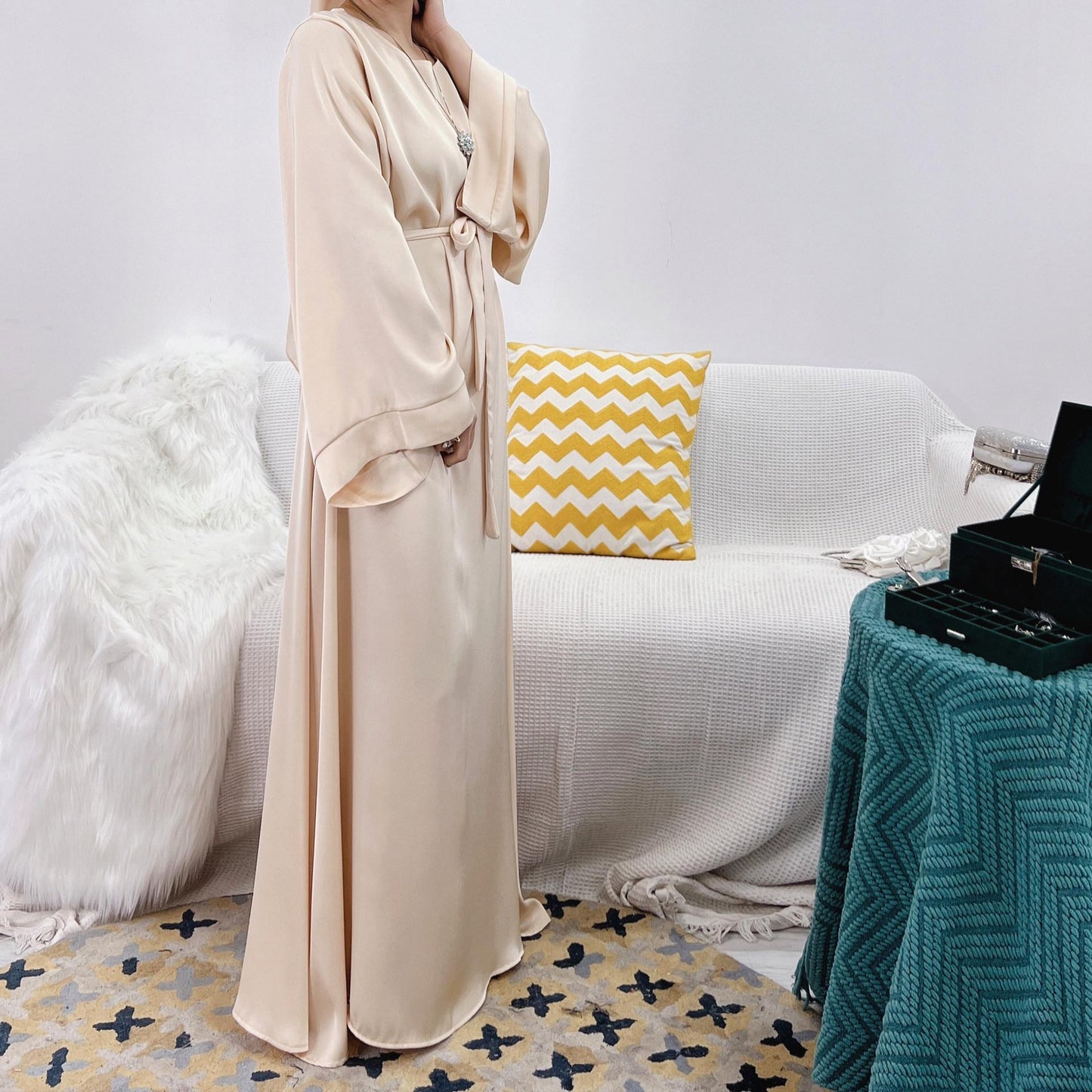 HS0463 Abaya en satin de couleur unie avec poches zippées