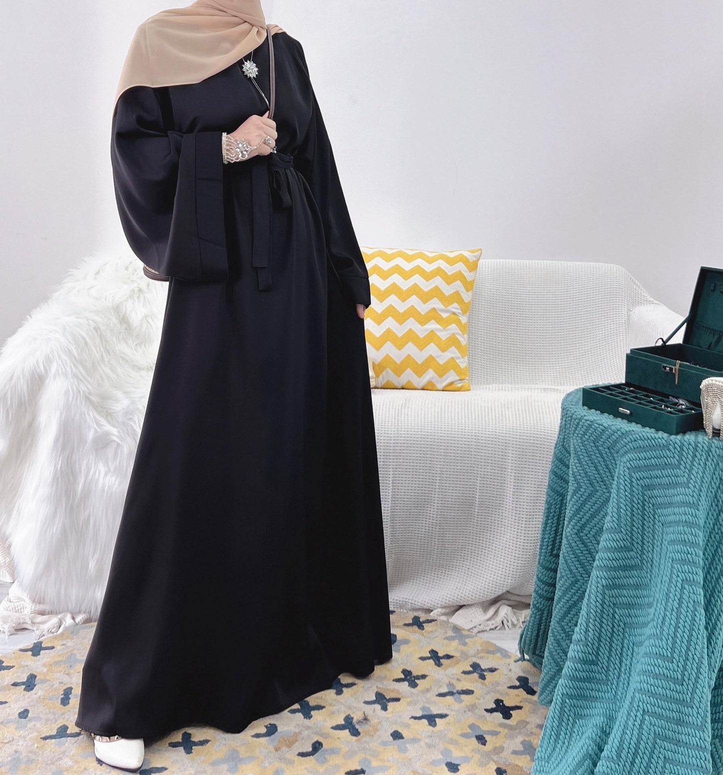 HS0463 Abaya en satin de couleur unie avec poches zippées