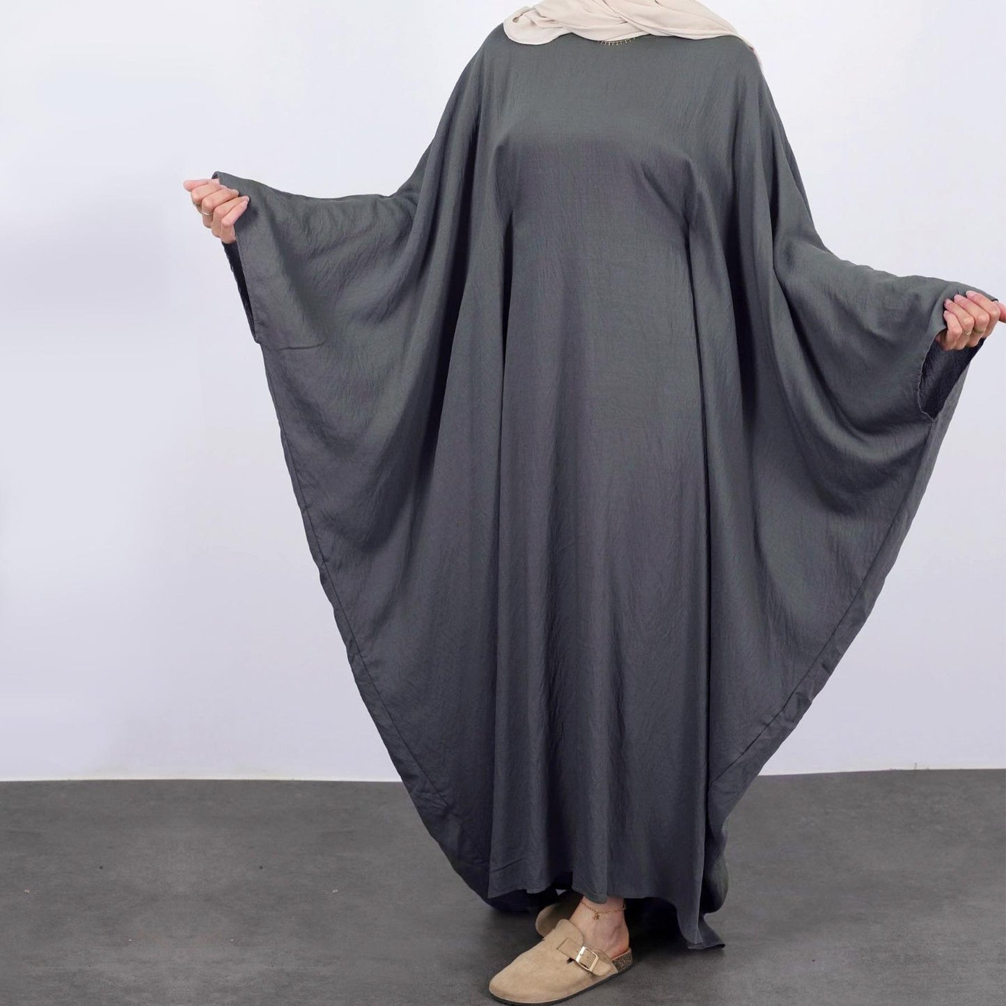 فستان قفطان كريب من HASASERIES HS0997 مع حزام خصر مدمج وأكمام خفاش
