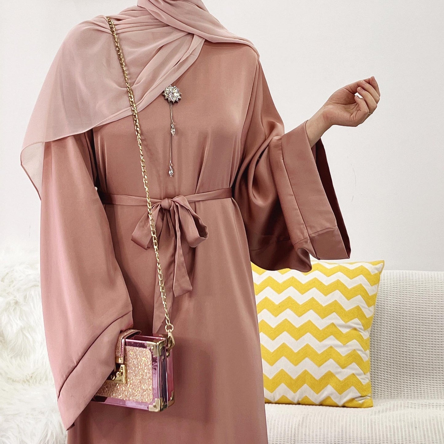 HS0463 Abaya en satin de couleur unie avec poches zippées