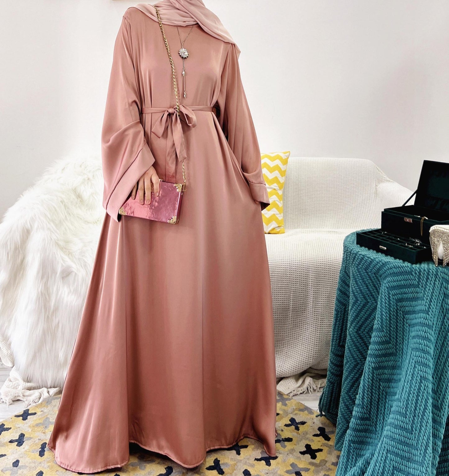 HS0463 Abaya en satin de couleur unie avec poches zippées