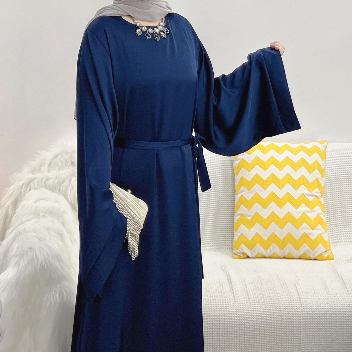 HS0463 Abaya en satin de couleur unie avec poches zippées