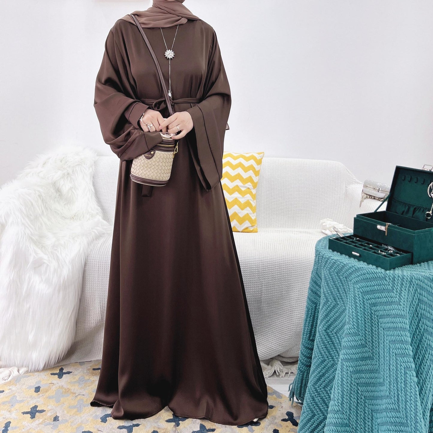 HS0463 Abaya en satin de couleur unie avec poches zippées
