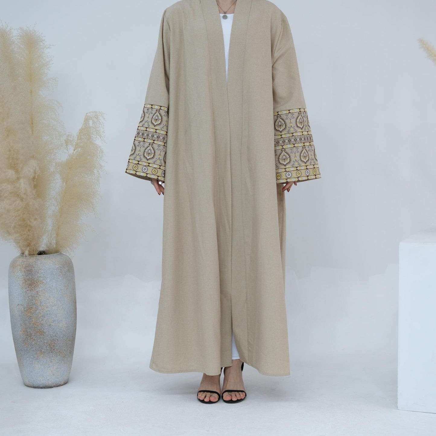 HASASERIES HS1093 Exquisite Embroidered Elegant Cardigan Robe