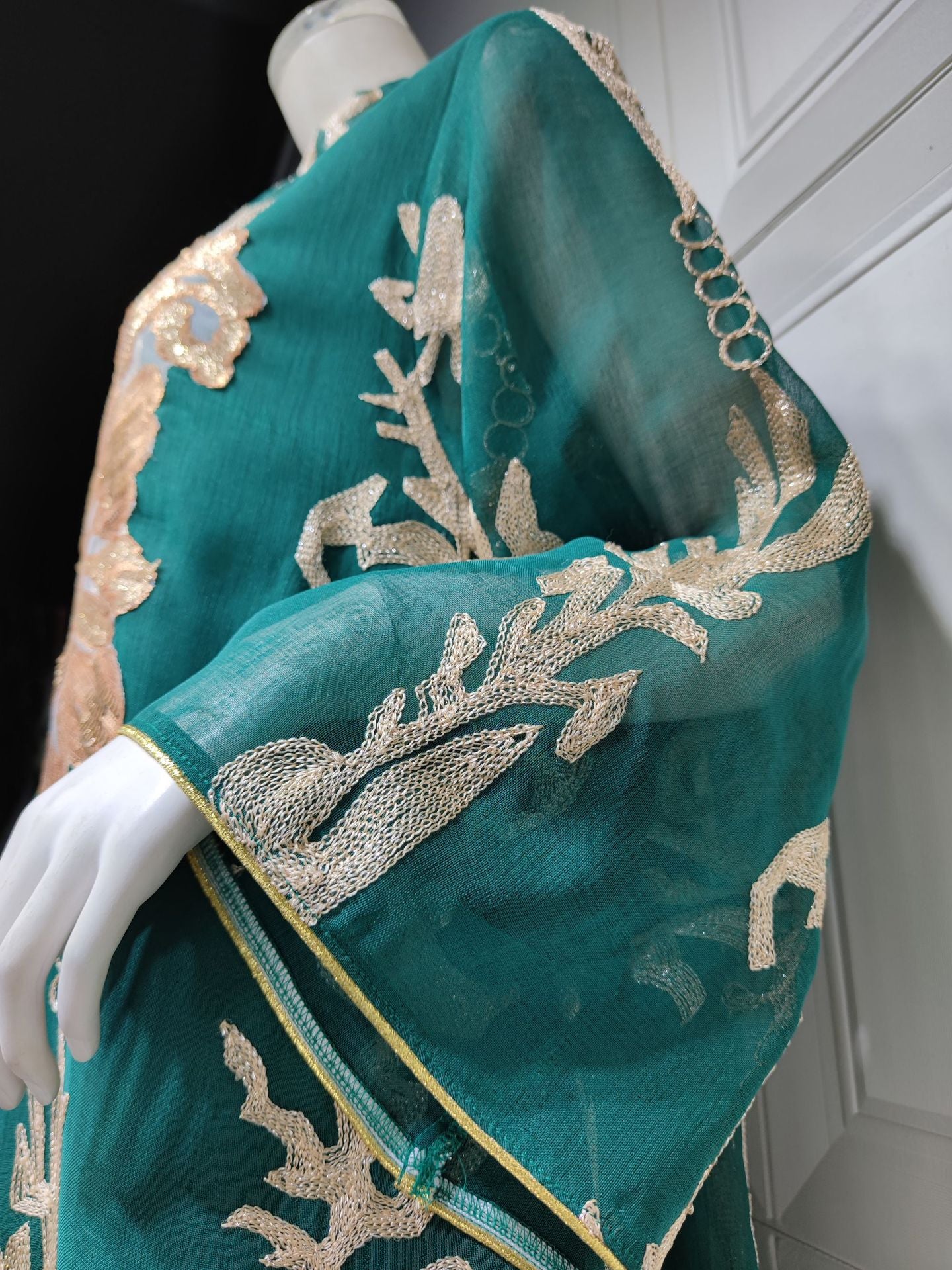 عباية نسائية إسلامية مطرزة بالترتر الذهبي HS0356