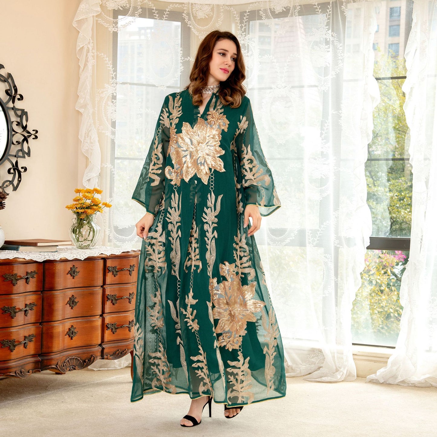 عباية نسائية إسلامية مطرزة بالترتر الذهبي HS0356