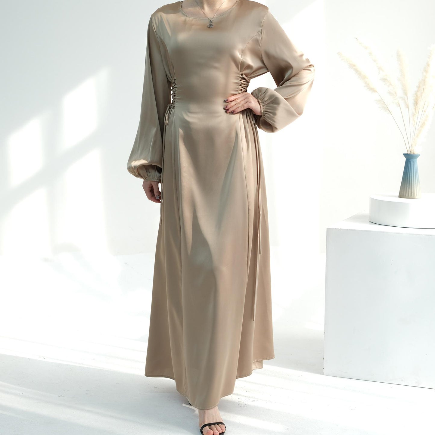 HASASERIES HS0991 Robe élégante à col haut et couleur unie