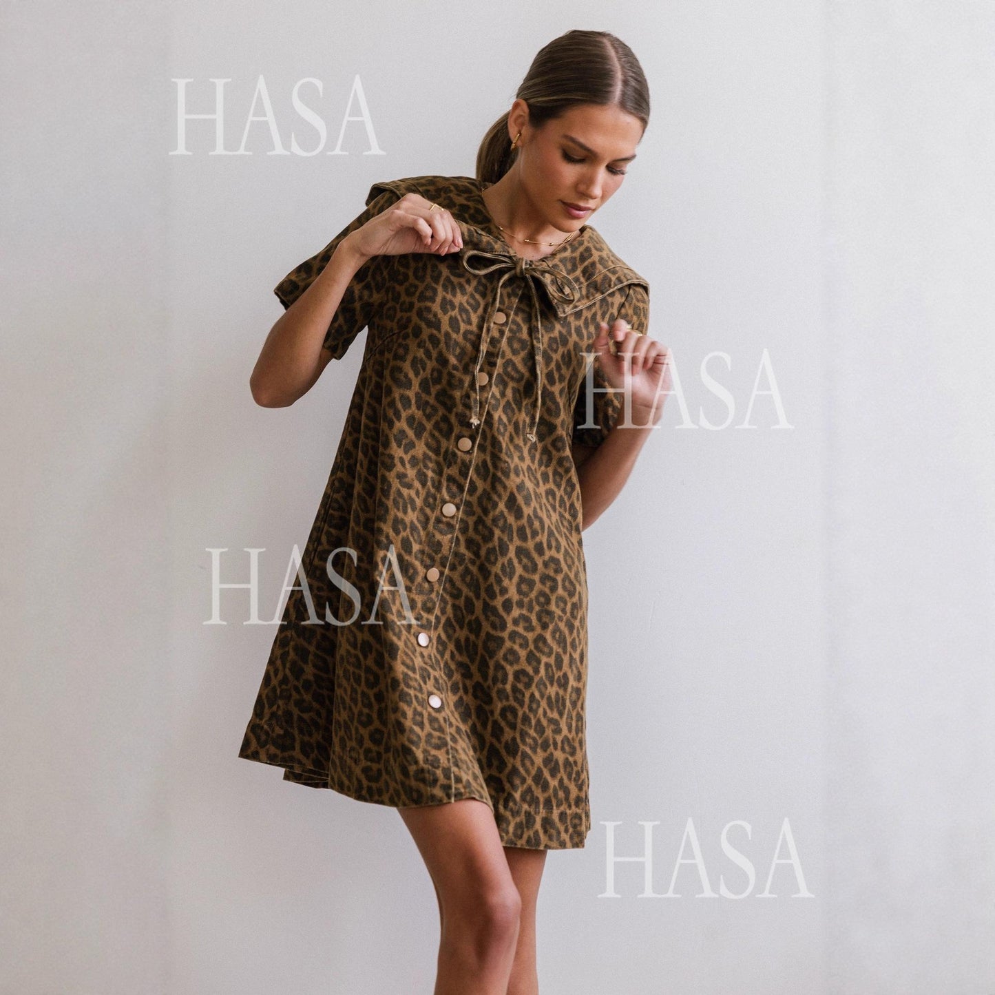 HASA HS6789 Bold Vintage Inspired Leopard Mini Dress with Statement Collar