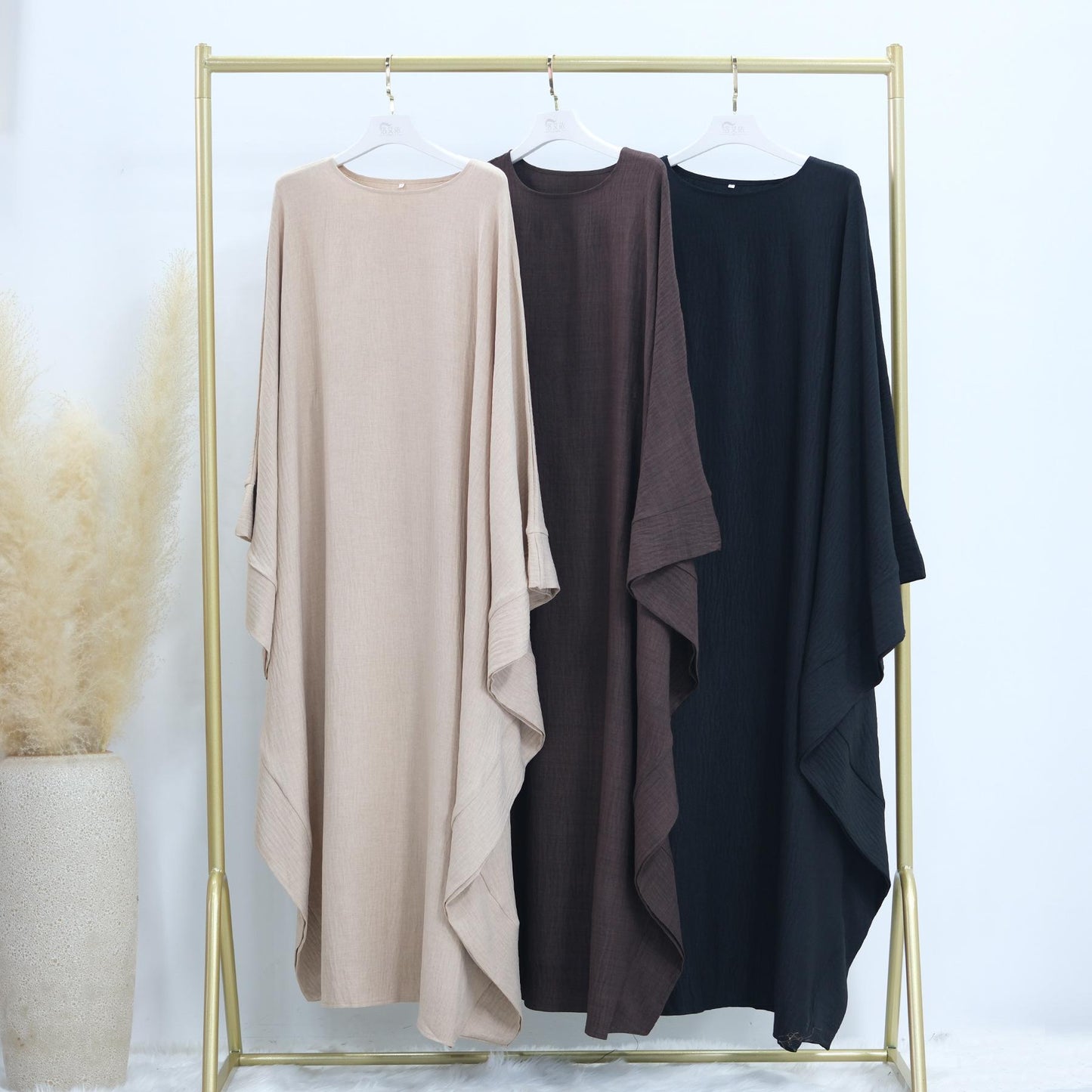 HASASERIES HS1177 Robe caftan en crêpe à manches chauve-souris avec ceinture intégrée
