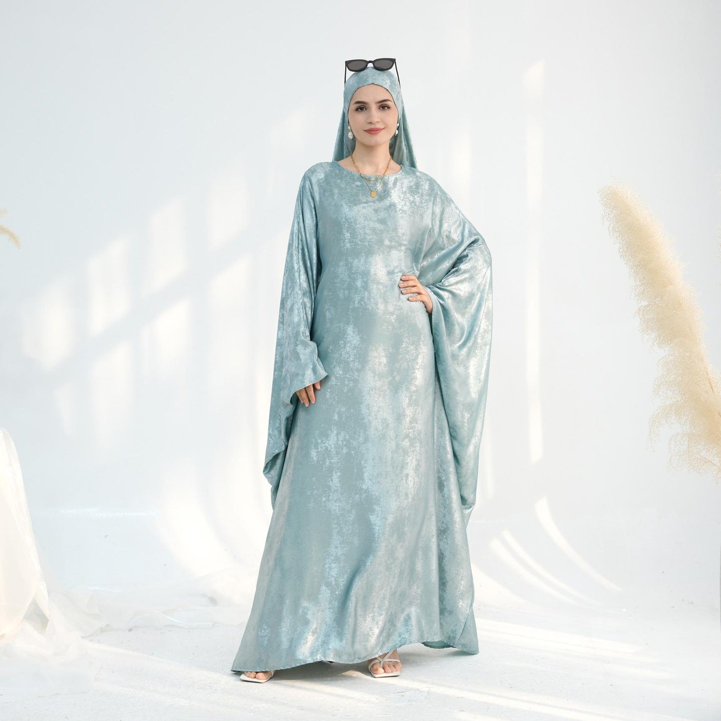 HS5878 A Glossy Dress That Combines Softness and Fluidity