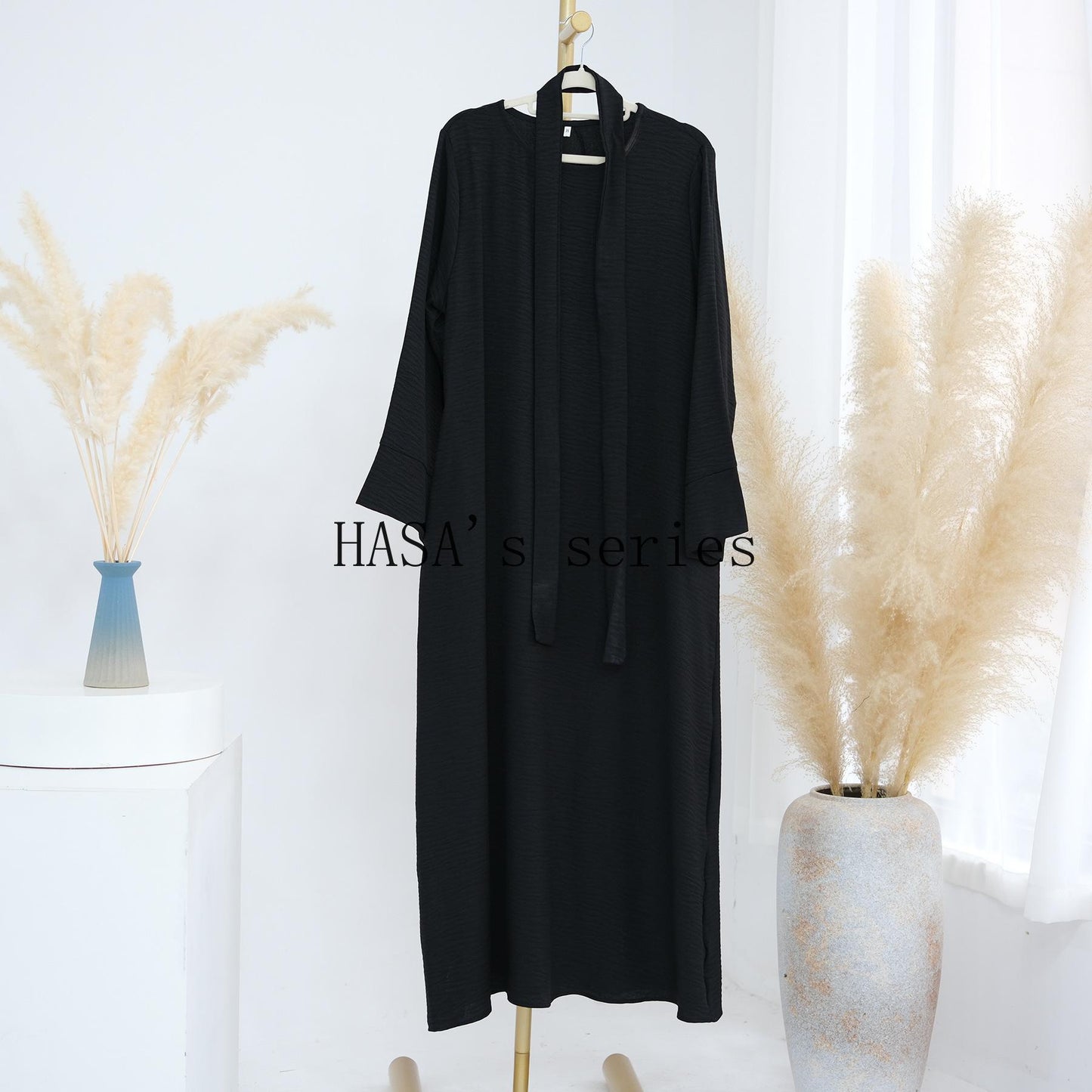 HS4848 A simple, waist-cinching spring/summer dress with a relaxed, long design.