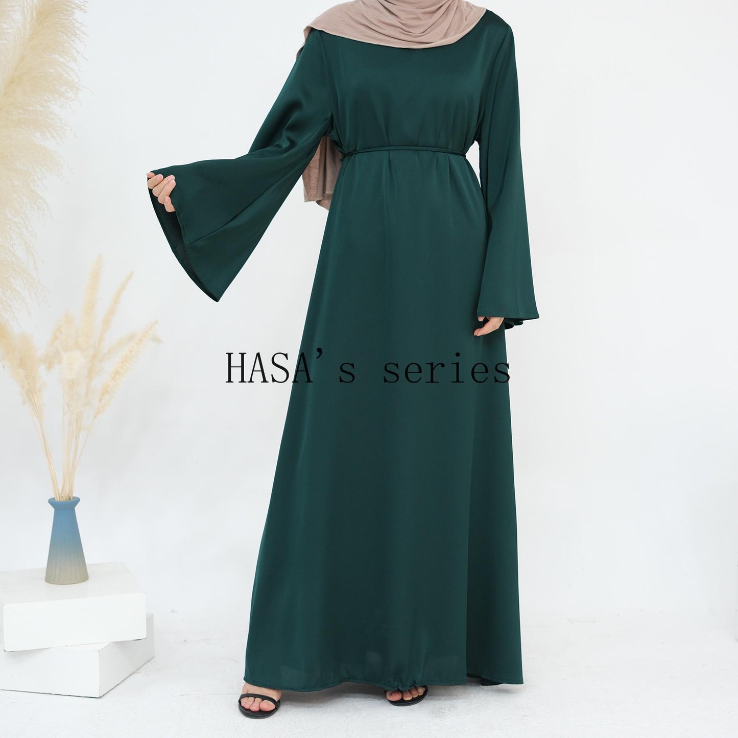 HS4847 A Long Dress with A Fitted Waist Design, Featuring A Clean and Elegant Silhouette.
