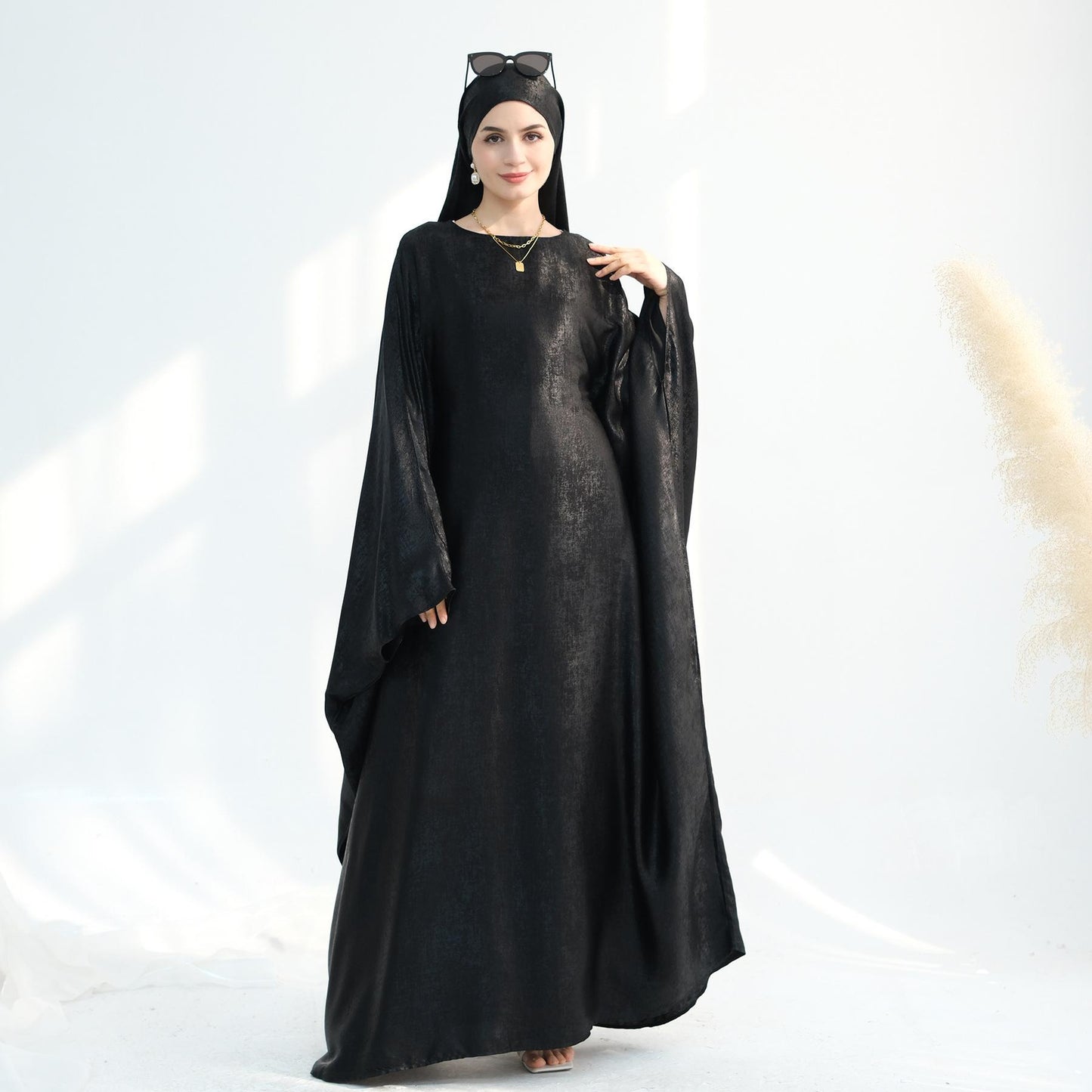 HS5878 A Glossy Dress That Combines Softness and Fluidity
