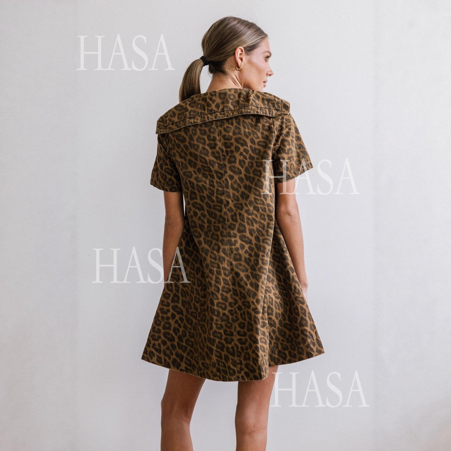 HASA HS6789 Bold Vintage Inspired Leopard Mini Dress with Statement Collar