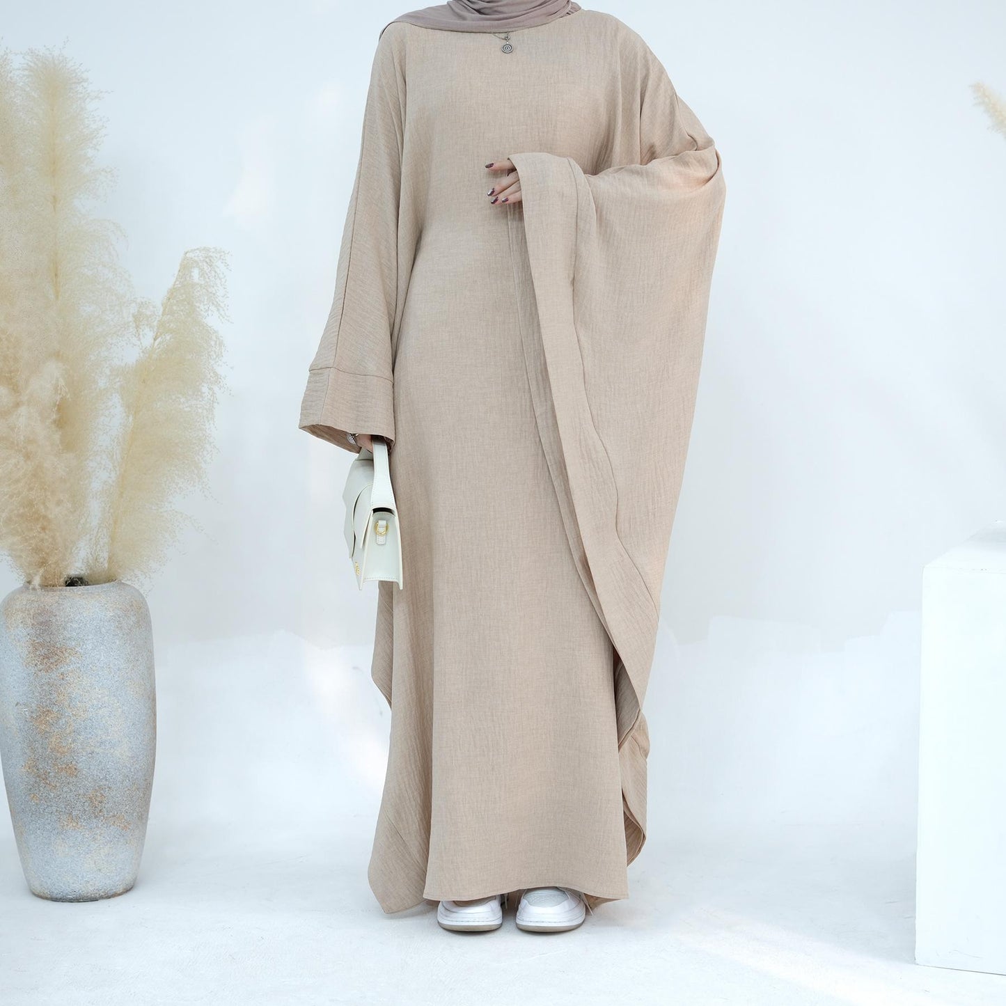 HASASERIES HS1177 Robe caftan en crêpe à manches chauve-souris avec ceinture intégrée
