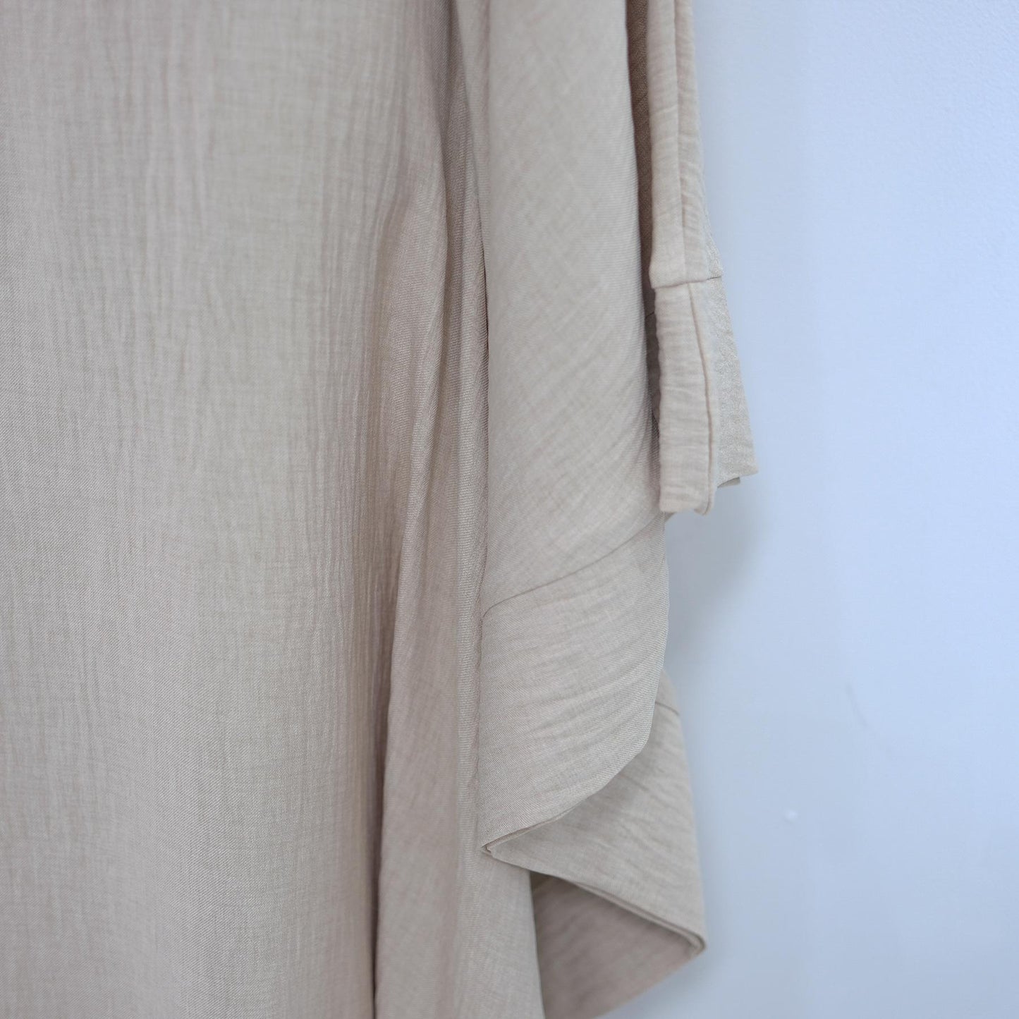 HASASERIES HS1177 Robe caftan en crêpe à manches chauve-souris avec ceinture intégrée