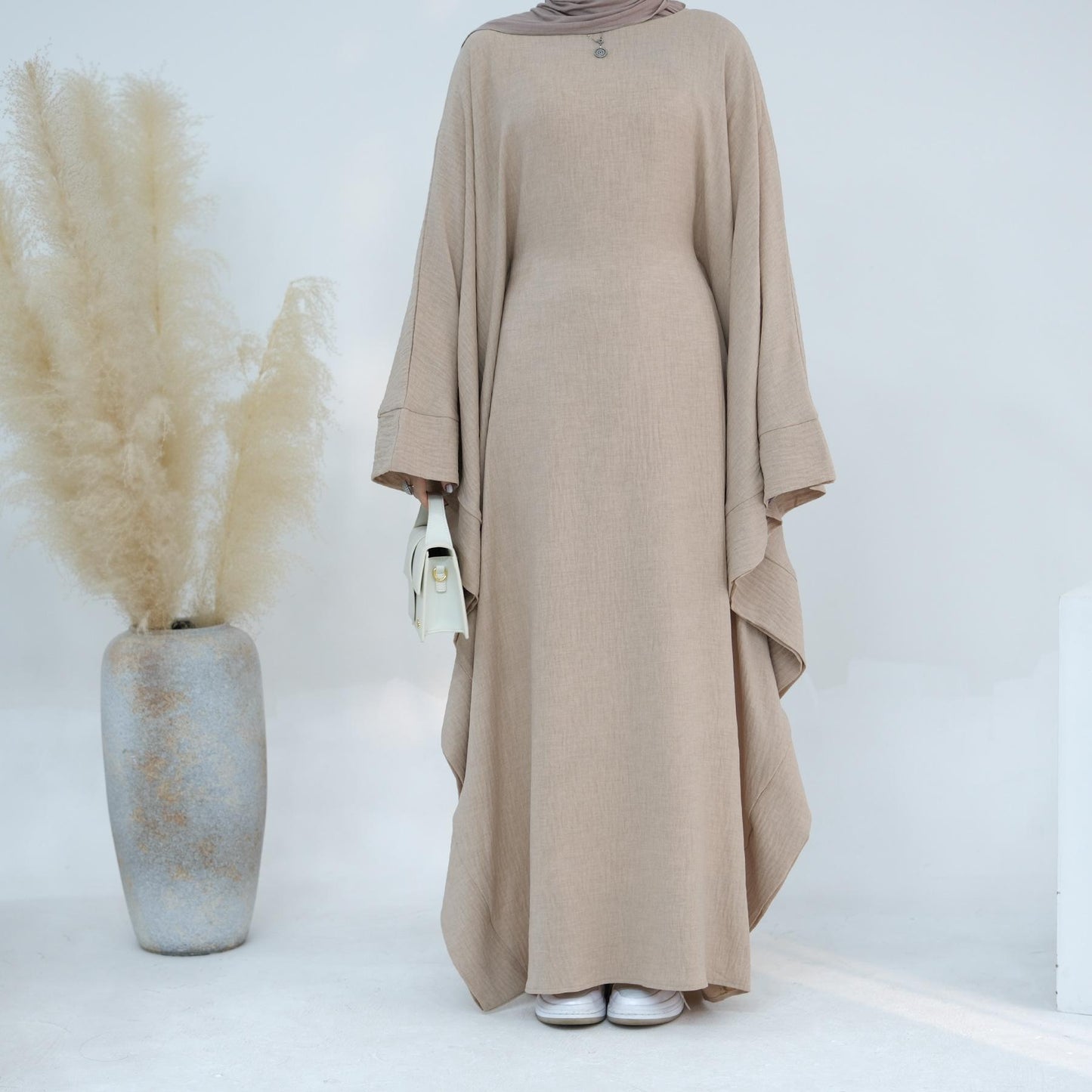 HASASERIES HS1177 Robe caftan en crêpe à manches chauve-souris avec ceinture intégrée