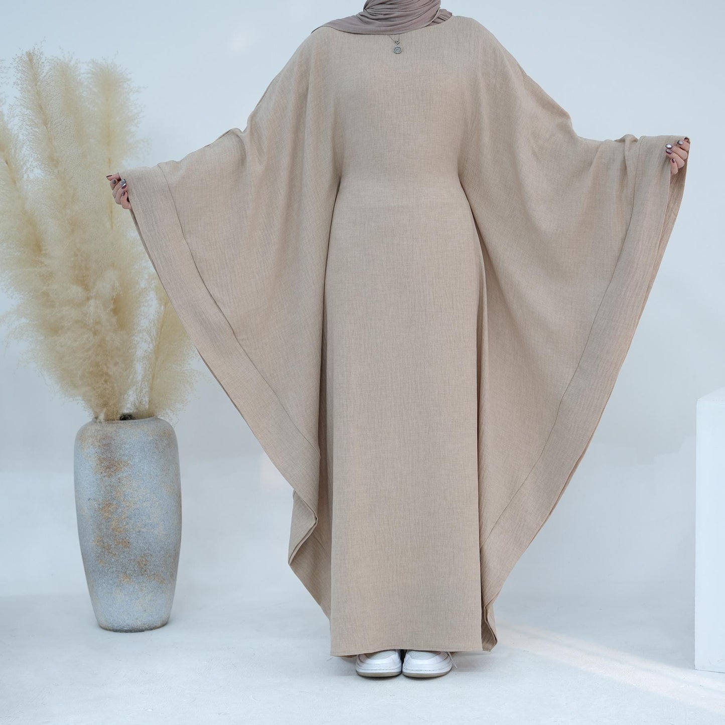 HASASERIES HS1177 Robe caftan en crêpe à manches chauve-souris avec ceinture intégrée