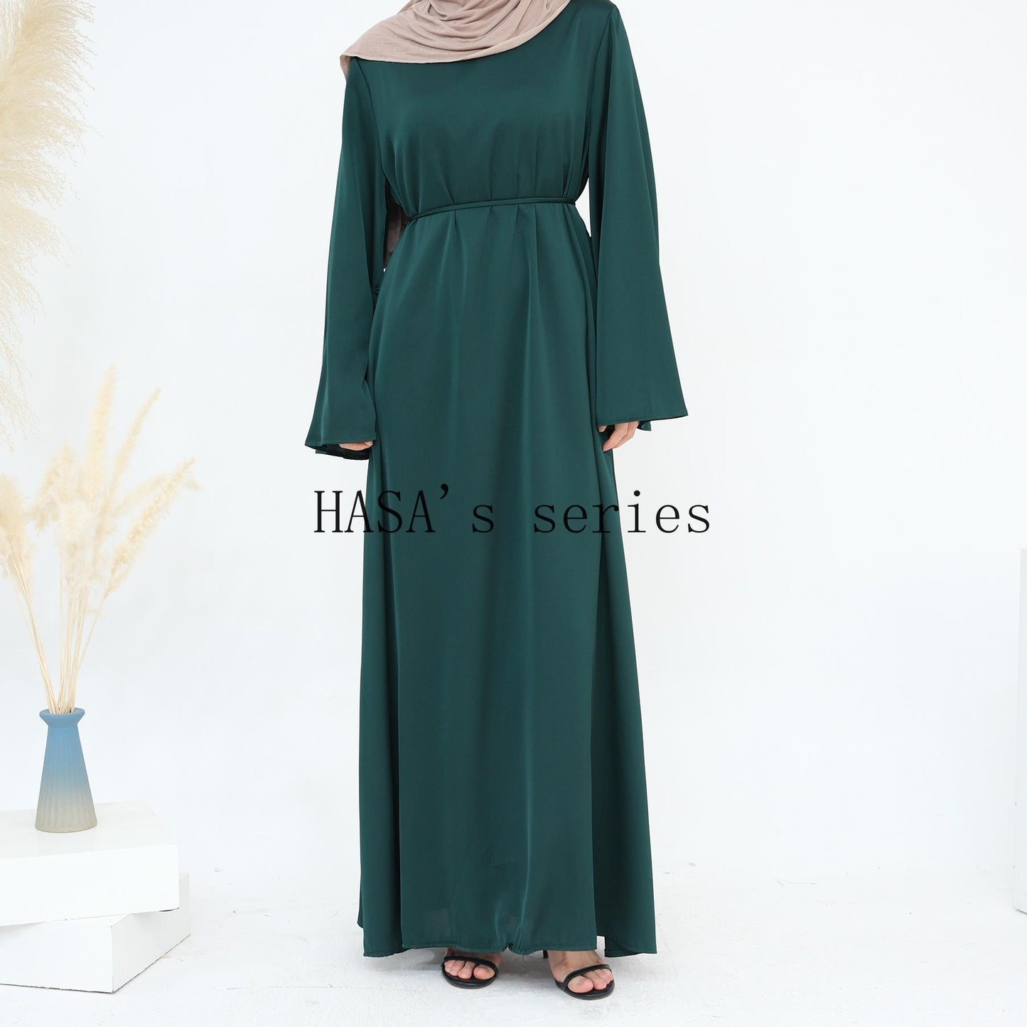 HS4847 A Long Dress with A Fitted Waist Design, Featuring A Clean and Elegant Silhouette.