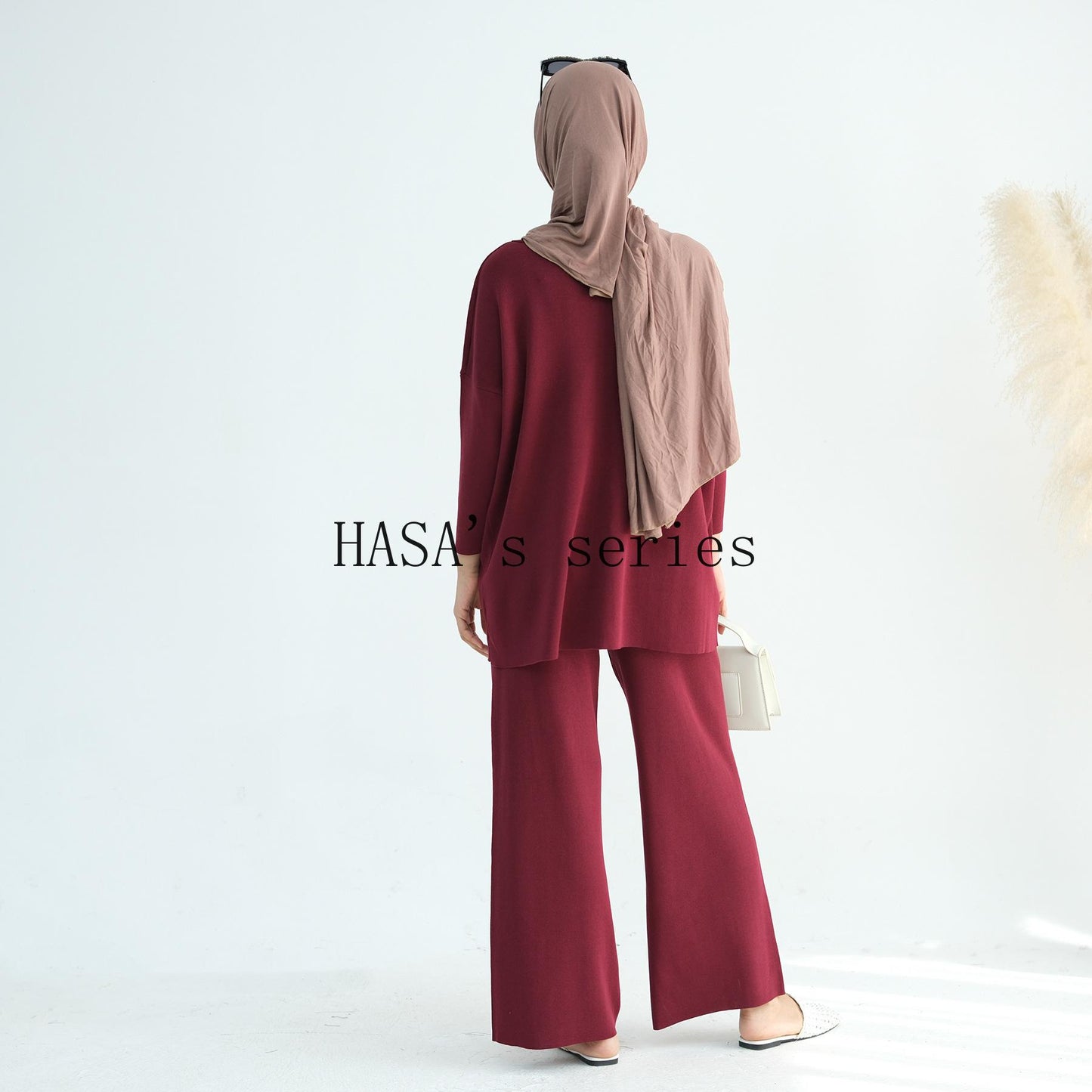 HS5100 Simple and stylish knitted two-piece set, featuring a thickened long-sleeved top and wide-leg pants.
