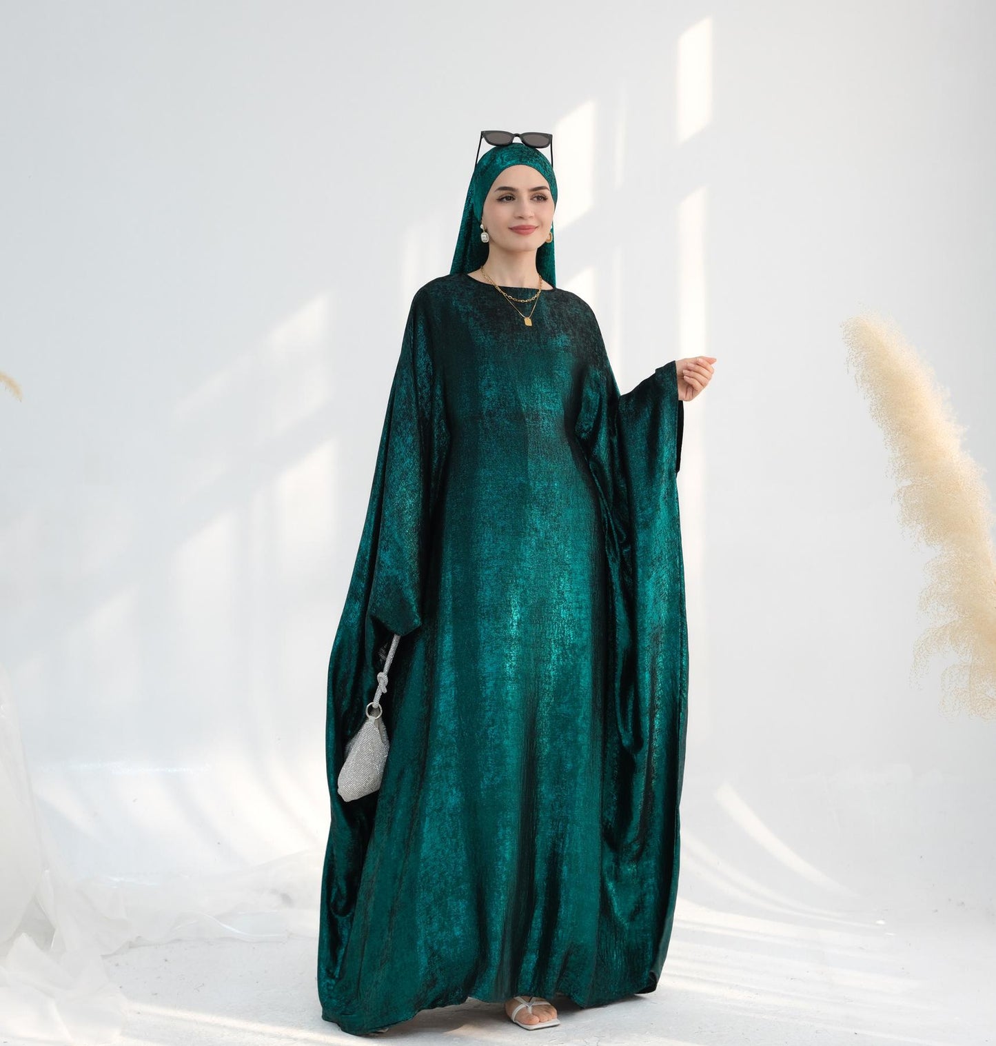 HS5878 A Glossy Dress That Combines Softness and Fluidity