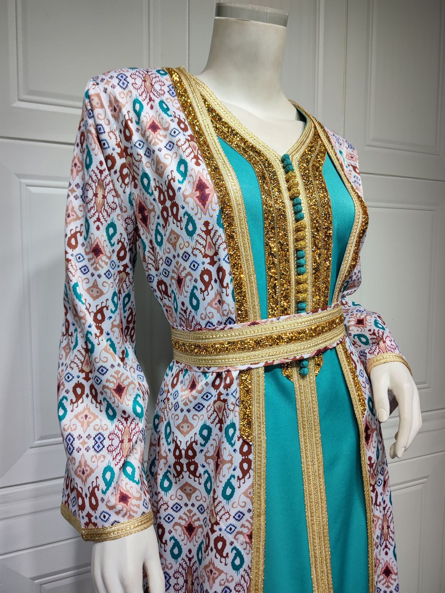 HS6644 Two-piece rhinestone-embroidered robe with understated luxury embroidery design