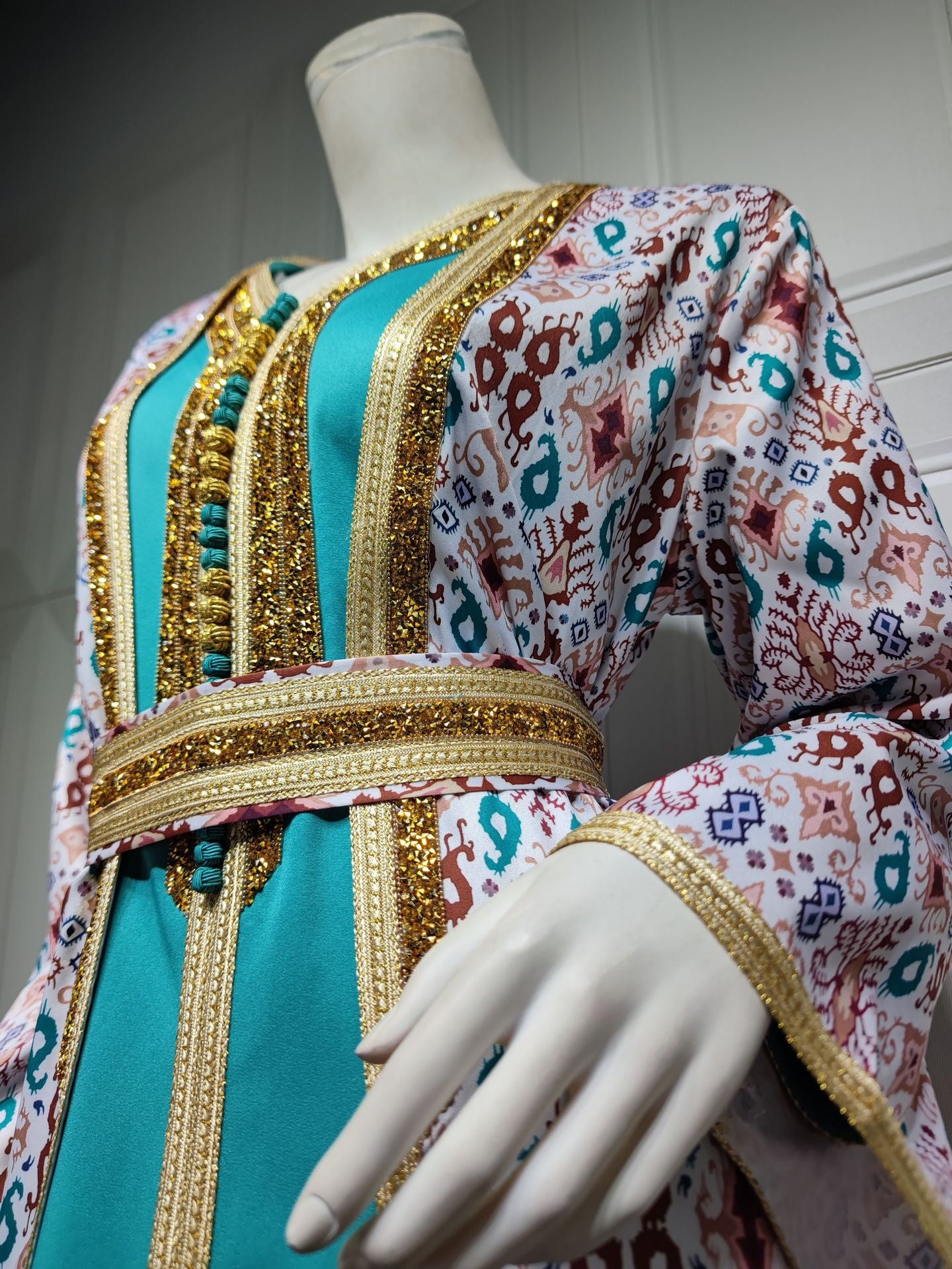 HS6644 Two-piece rhinestone-embroidered robe with understated luxury embroidery design