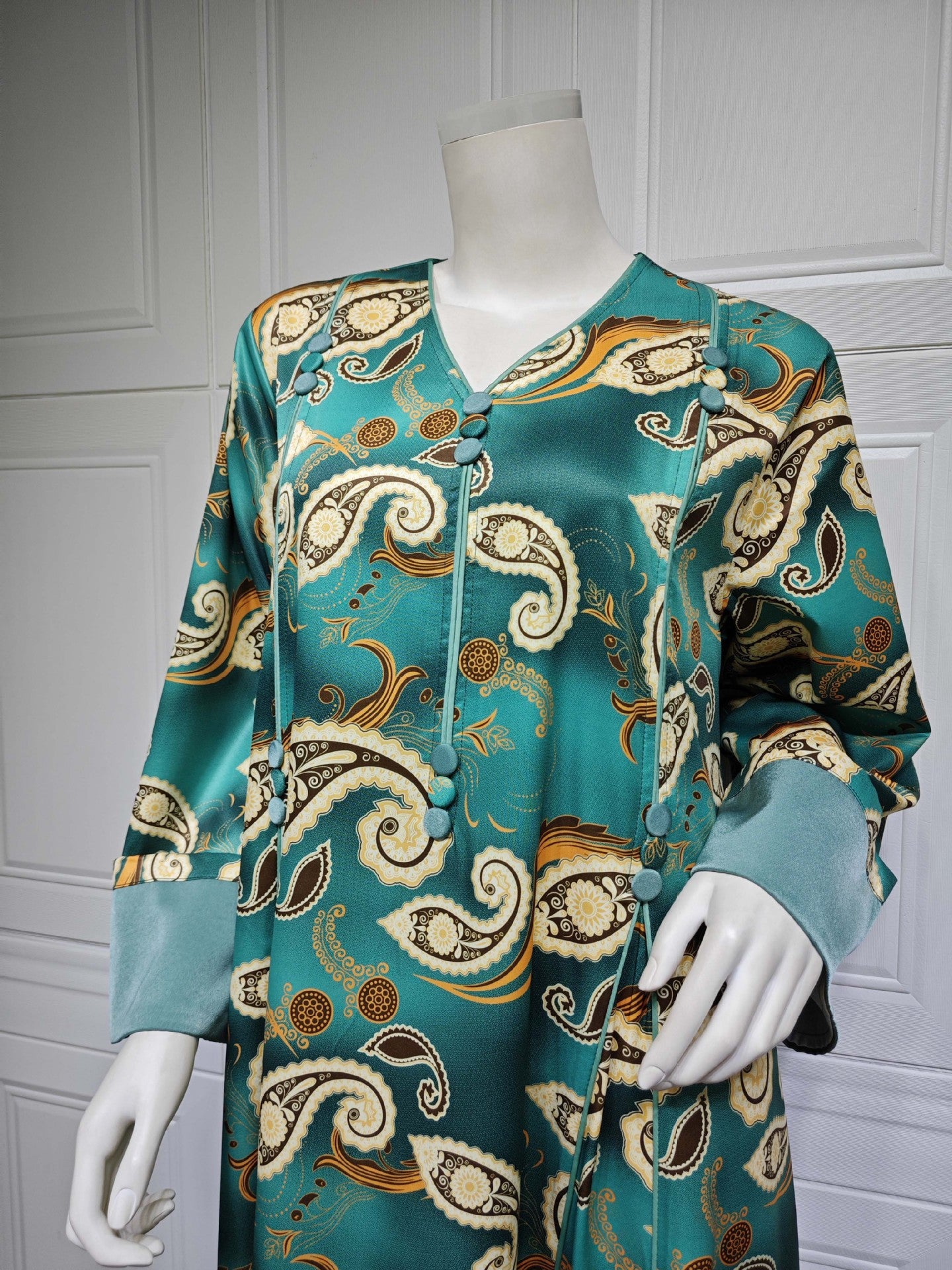 HS6647 Mesh-paneled embroidered robe; elegant three-dimensional embroidered dress