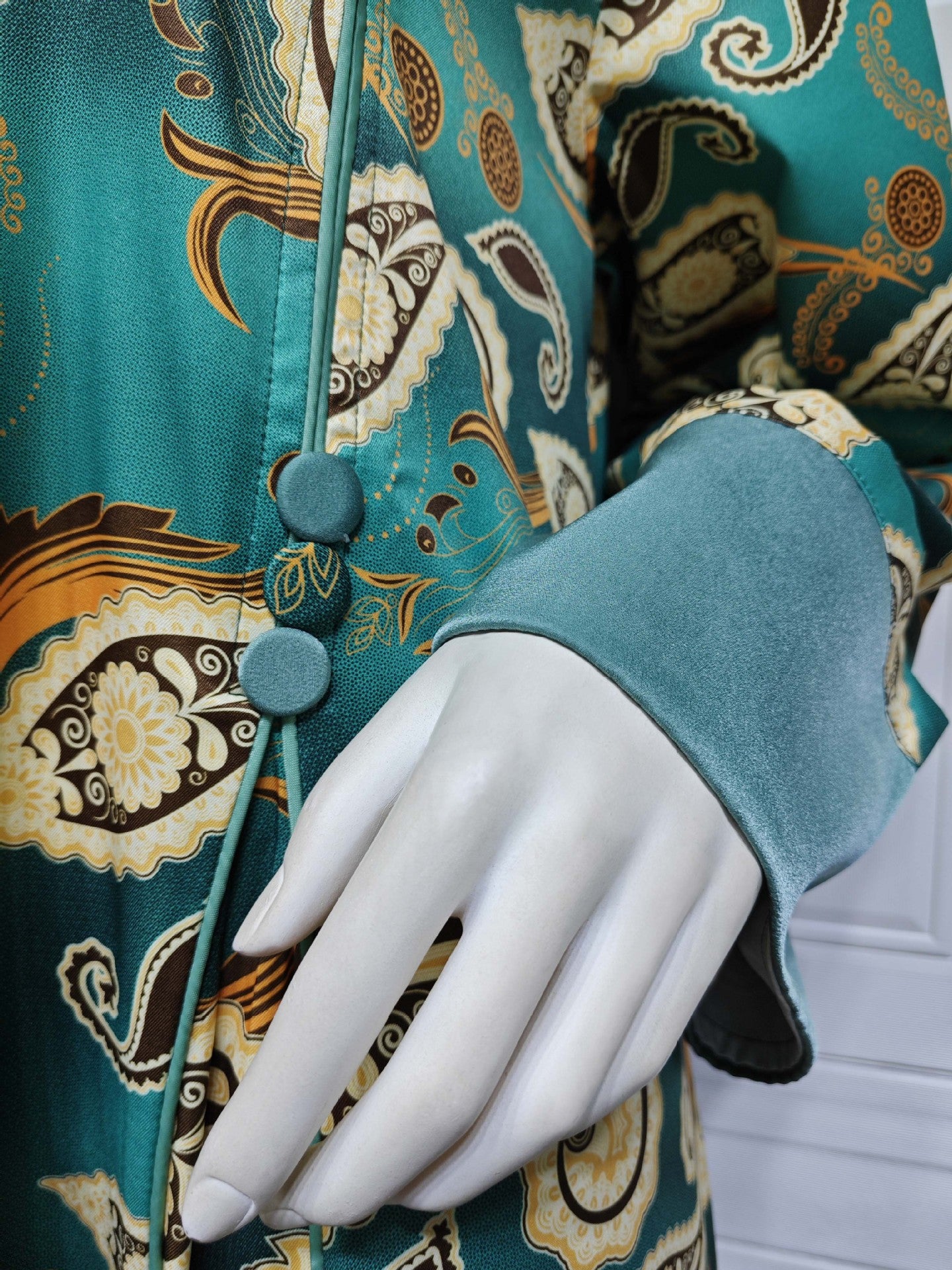 HS6647 Mesh-paneled embroidered robe; elegant three-dimensional embroidered dress