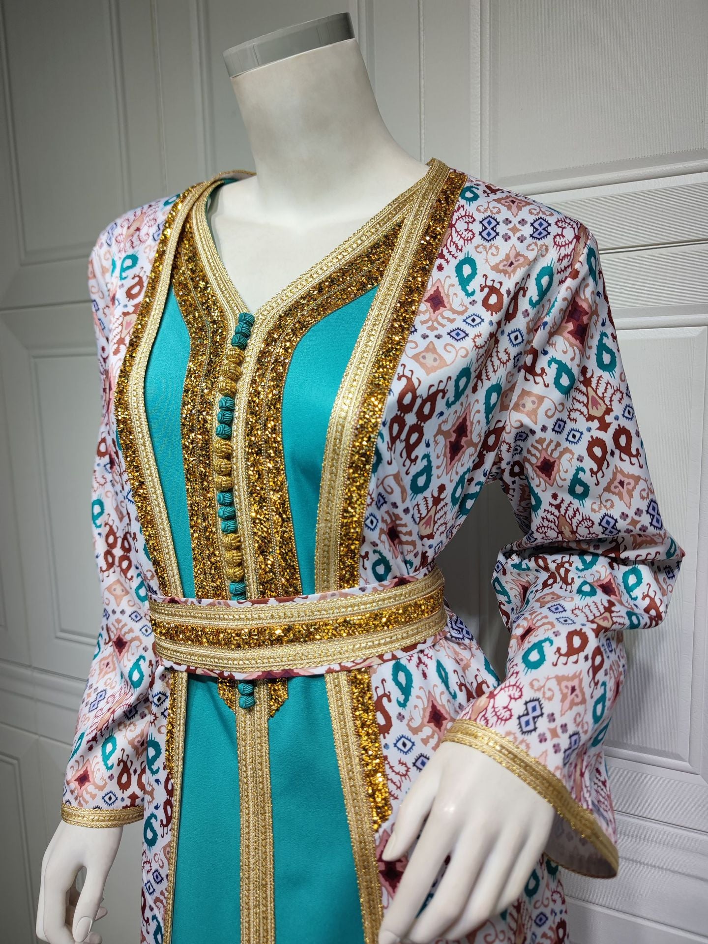 HS6644 Two-piece rhinestone-embroidered robe with understated luxury embroidery design